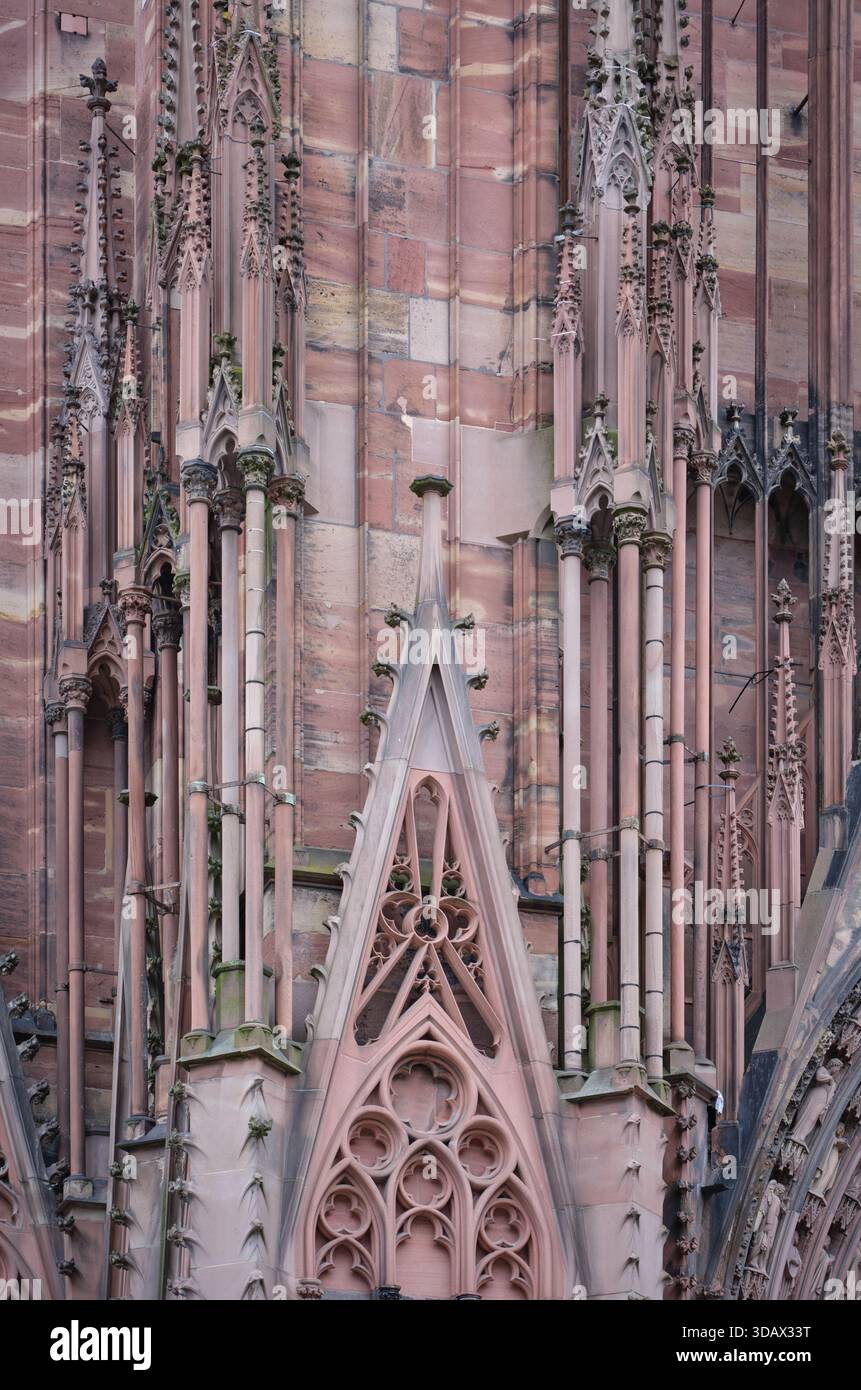 Façade ouest de la cathédrale gothique de Strasbourg avec sa façade murale en grès rose des Vosges, héritage d'Erwin von Steinbach. Alsace, FR Banque D'Images