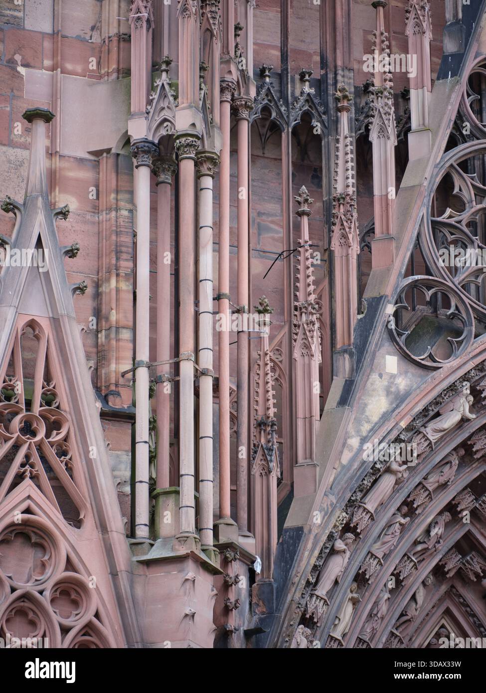 Façade ouest de la cathédrale gothique de Strasbourg avec sa façade murale en grès rose des Vosges, héritage d'Erwin von Steinbach. Alsace, FR Banque D'Images