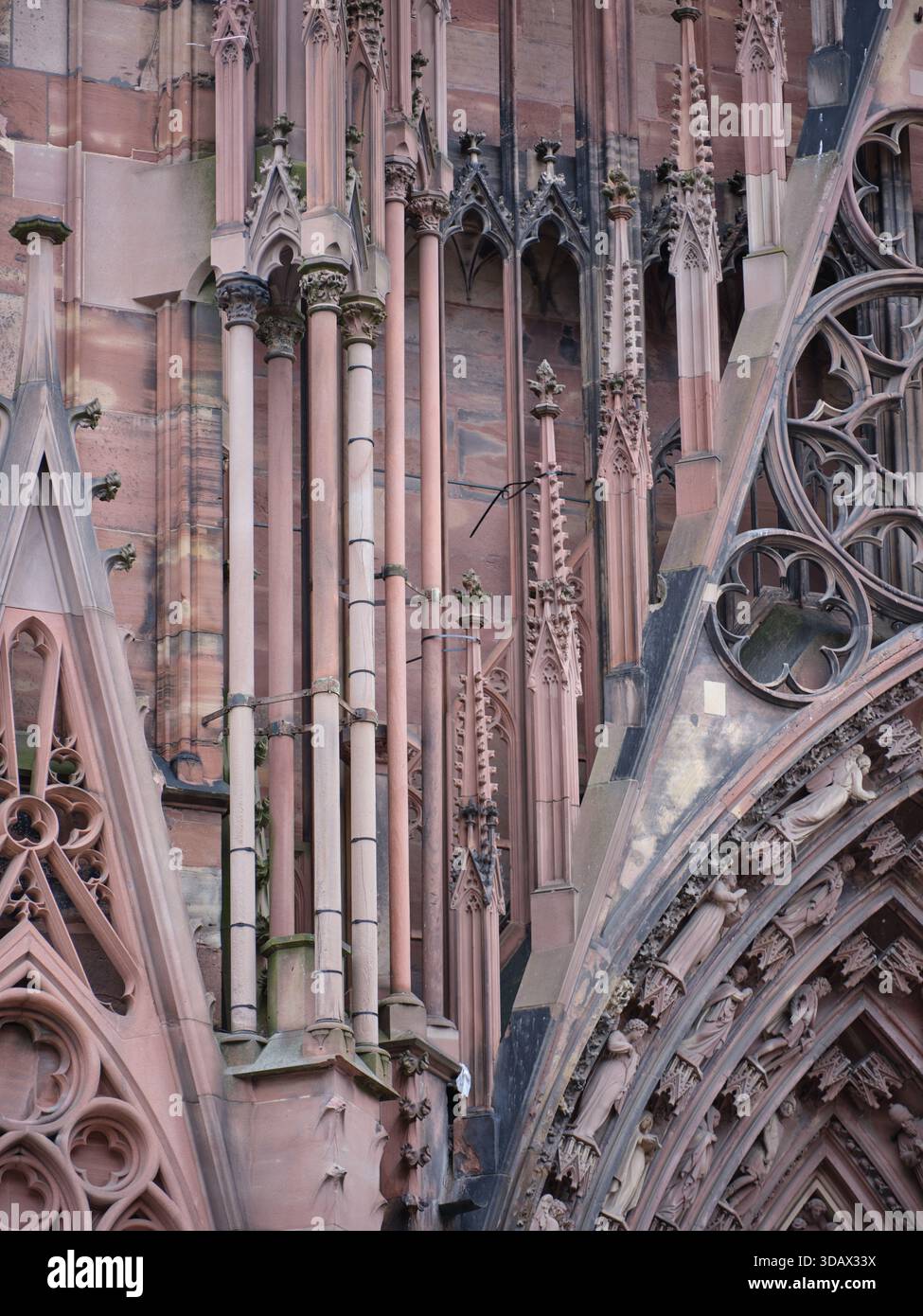 Façade ouest de la cathédrale gothique de Strasbourg avec sa façade murale en grès rose des Vosges, héritage d'Erwin von Steinbach. Alsace, FR Banque D'Images