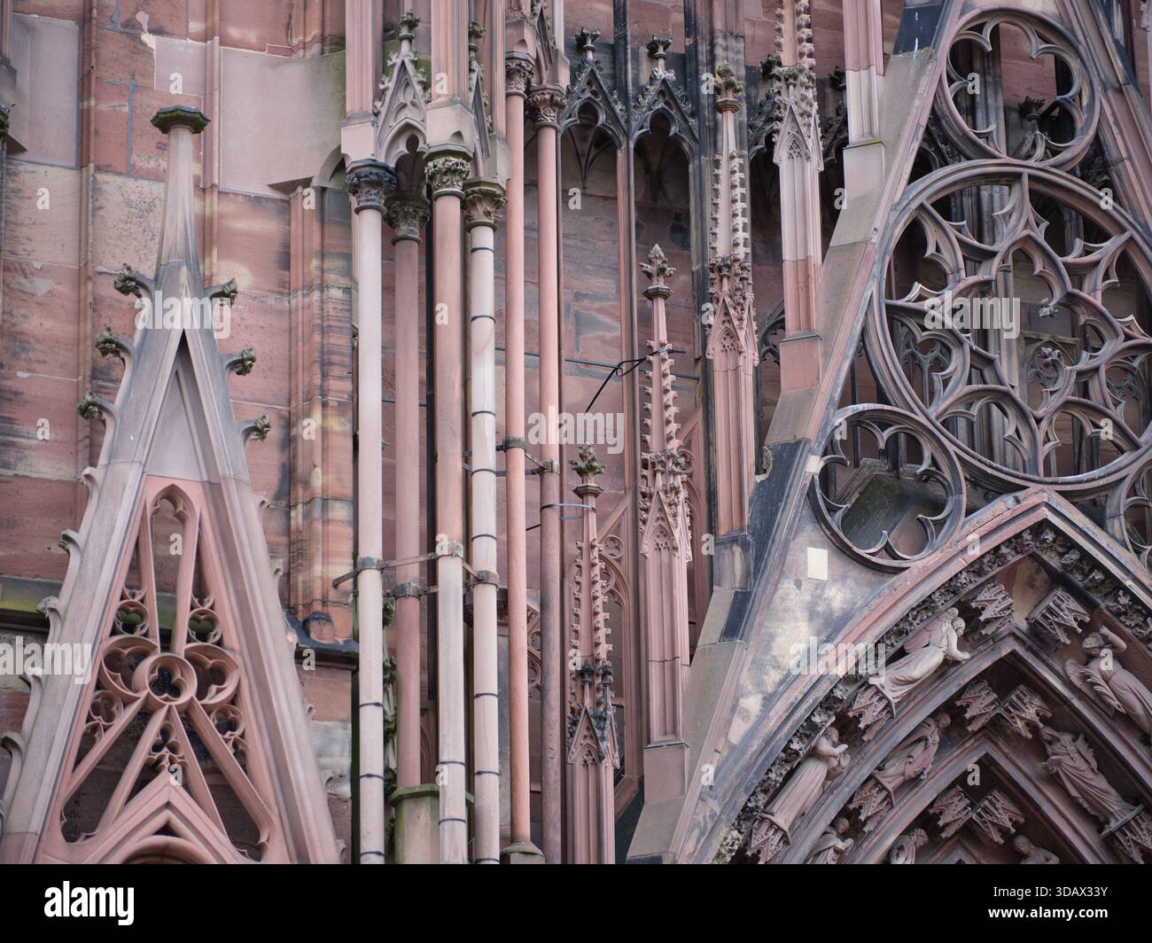 Façade ouest de la cathédrale gothique de Strasbourg avec sa façade murale en grès rose des Vosges, héritage d'Erwin von Steinbach. Alsace, FR Banque D'Images