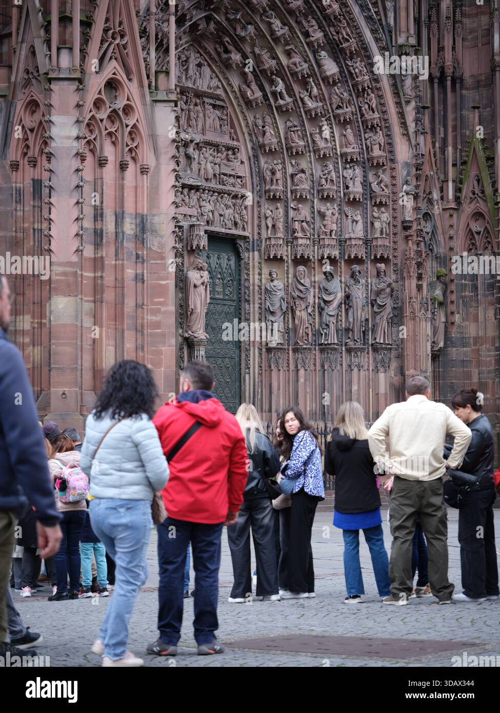 Façade ouest de la cathédrale gothique de Strasbourg avec sa façade murale en grès rose des Vosges, héritage d'Erwin von Steinbach. Alsace, FR Banque D'Images