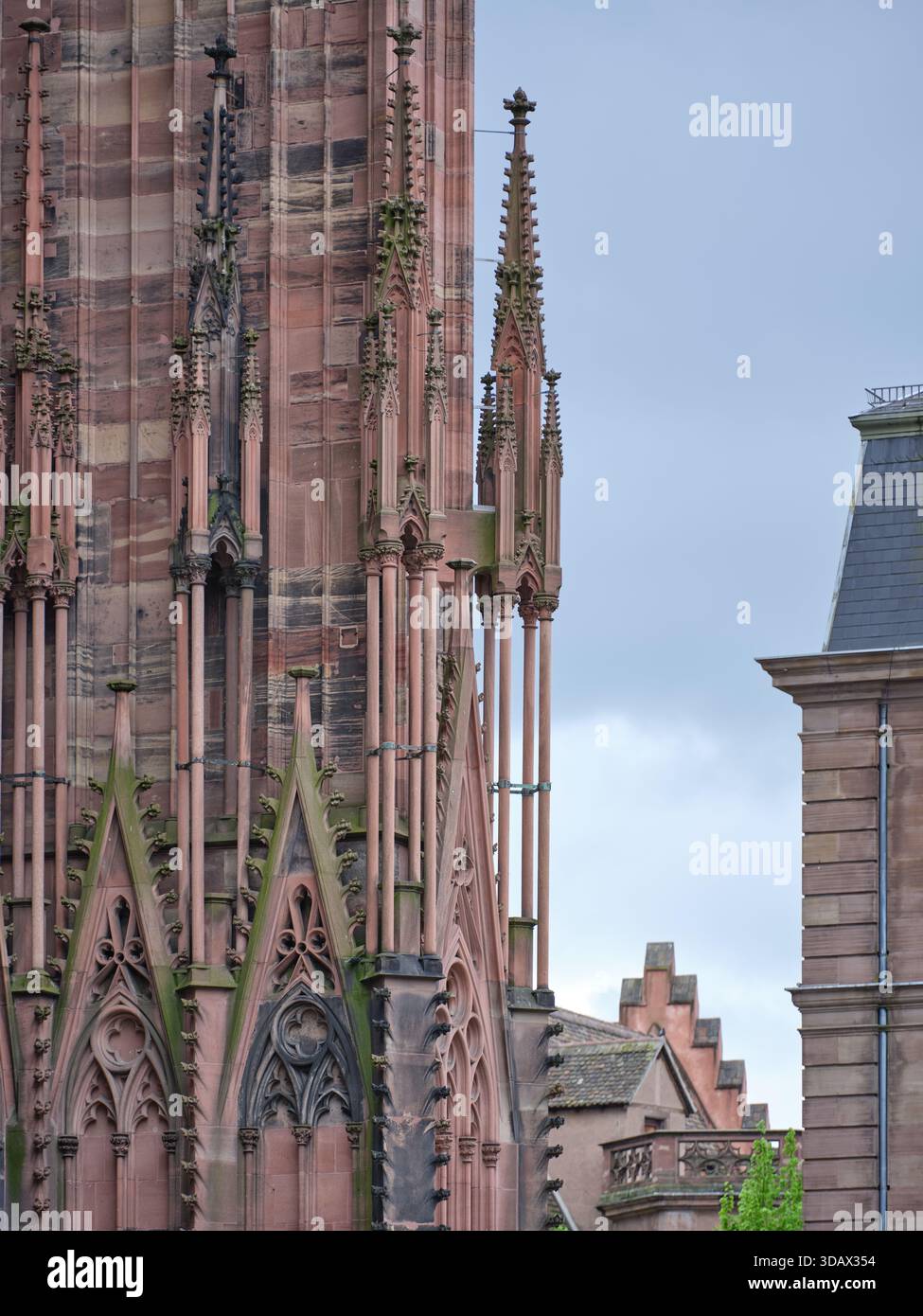 Façade ouest de la cathédrale gothique de Strasbourg avec sa façade murale en grès rose des Vosges, héritage d'Erwin von Steinbach. Alsace, FR Banque D'Images