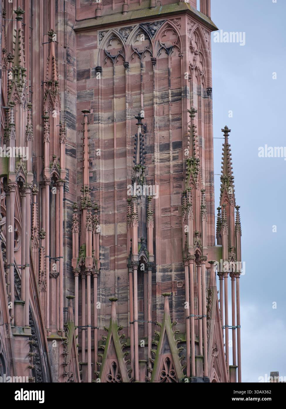 Façade ouest de la cathédrale gothique de Strasbourg avec sa façade murale en grès rose des Vosges, héritage d'Erwin von Steinbach. Alsace, FR Banque D'Images