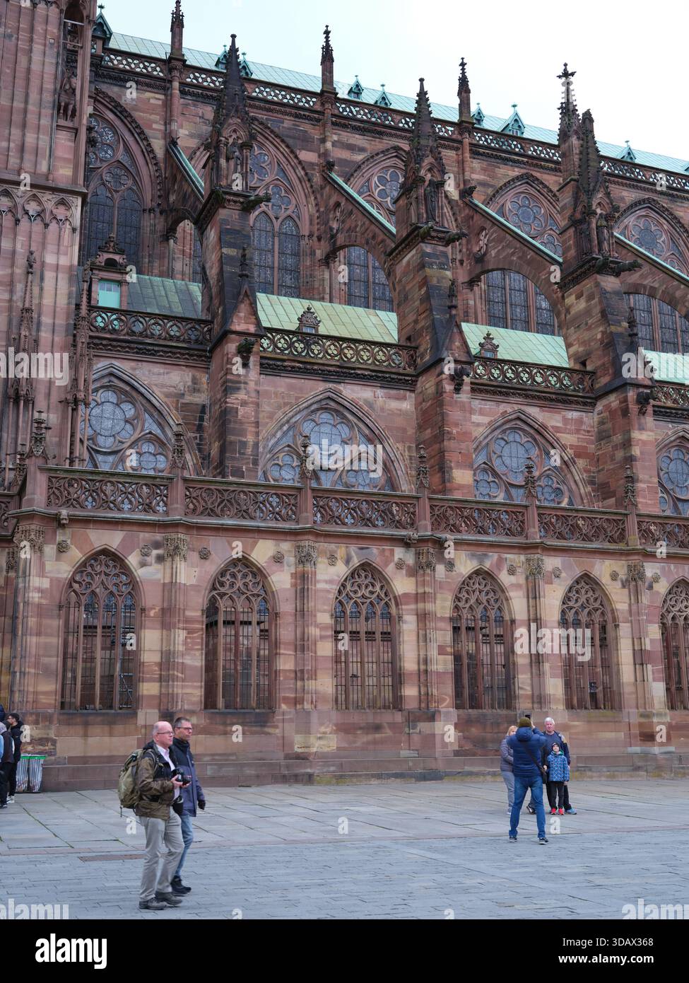 Façade ouest de la cathédrale gothique de Strasbourg avec sa façade murale en grès rose des Vosges, héritage d'Erwin von Steinbach. Alsace, FR Banque D'Images