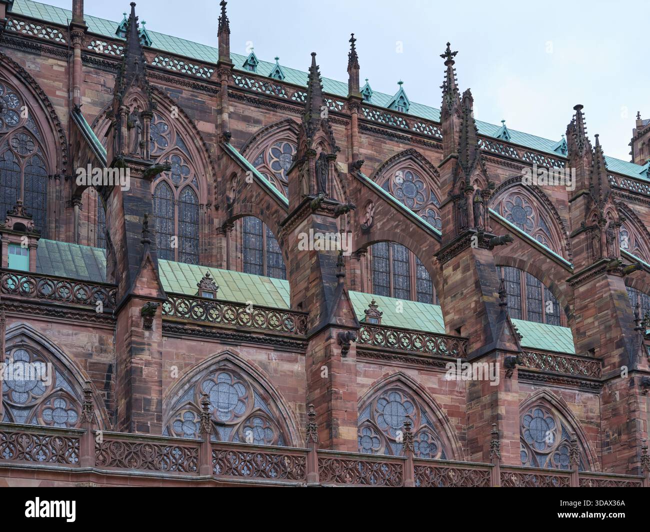 Façade ouest de la cathédrale gothique de Strasbourg avec sa façade murale en grès rose des Vosges, héritage d'Erwin von Steinbach. Alsace, FR Banque D'Images