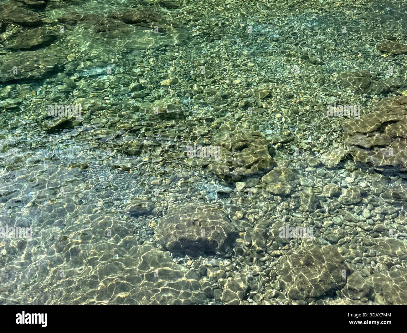 Pierres galets dans l'eau de mer transparente Banque D'Images