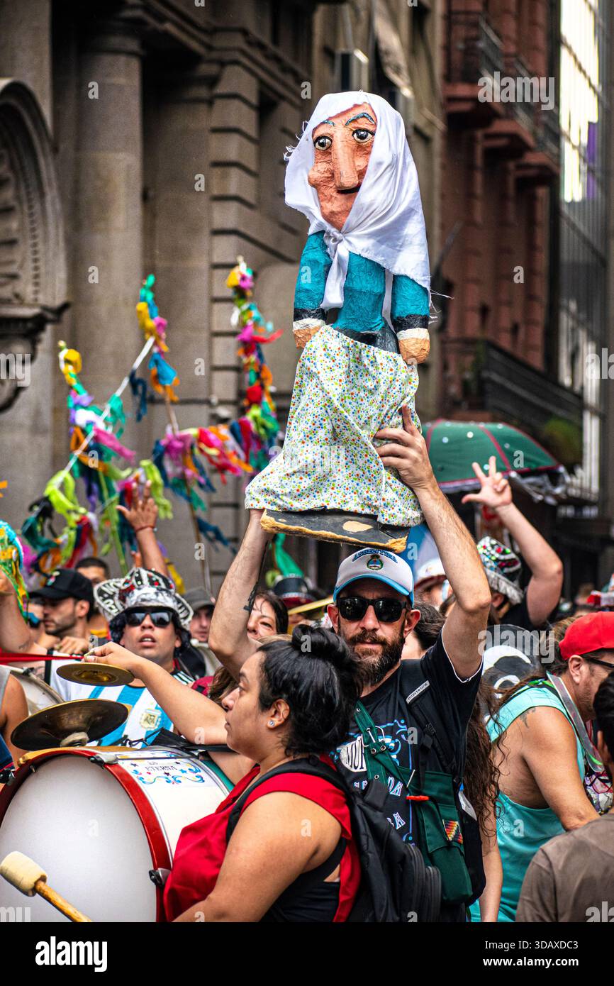 Homme avec une poupée des grands-mères de la Plaza de Mayo. Mars 24 mars en Argentine. Journée nationale de commémoration de la vérité et de la justice (2025). Banque D'Images