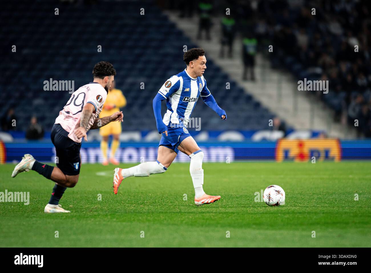Porto, Portugal. 12 décembre 2025. PORTO, PORTUGAL - 11 DÉCEMBRE : Pepe du FC Porto court avec le ballon lors du match de l'UEFA Europa League 2025/26 phase MD6 opposant le FC Porto et Malmo FF à l'Estadio do Dragao le 11 décembre 2025 à Porto, Portugal. (Photo de Rodrigo Moreira/RSM Press via photo Players images/Magara Press) crédit : Magara Press SL/Alamy Live News Banque D'Images