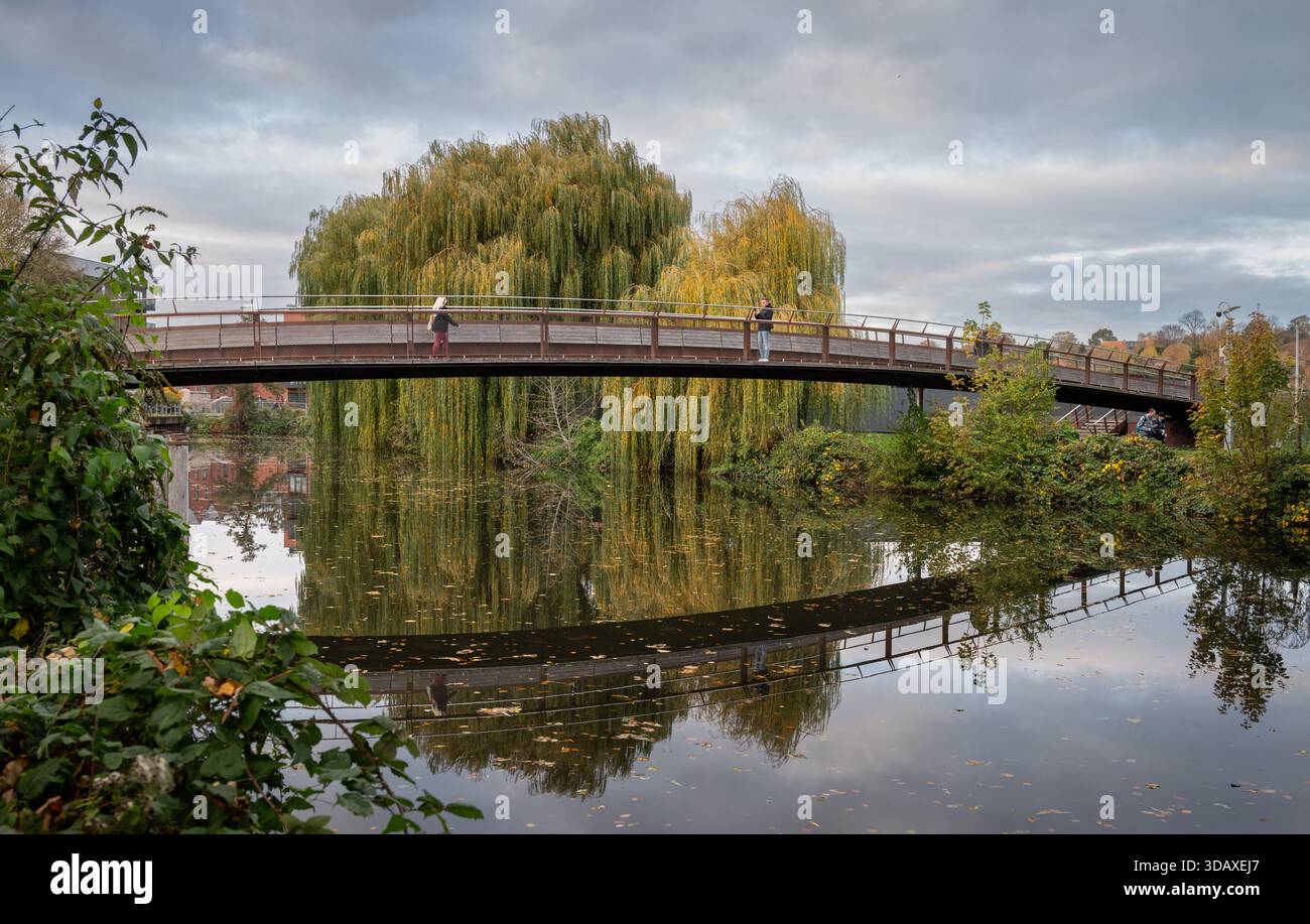 Norwich, Norfolk, Royaume-Uni : Jarrold Bridge, une passerelle qui traverse la rivière Wensum à Norwich avec des gens qui traversent le pont. Banque D'Images
