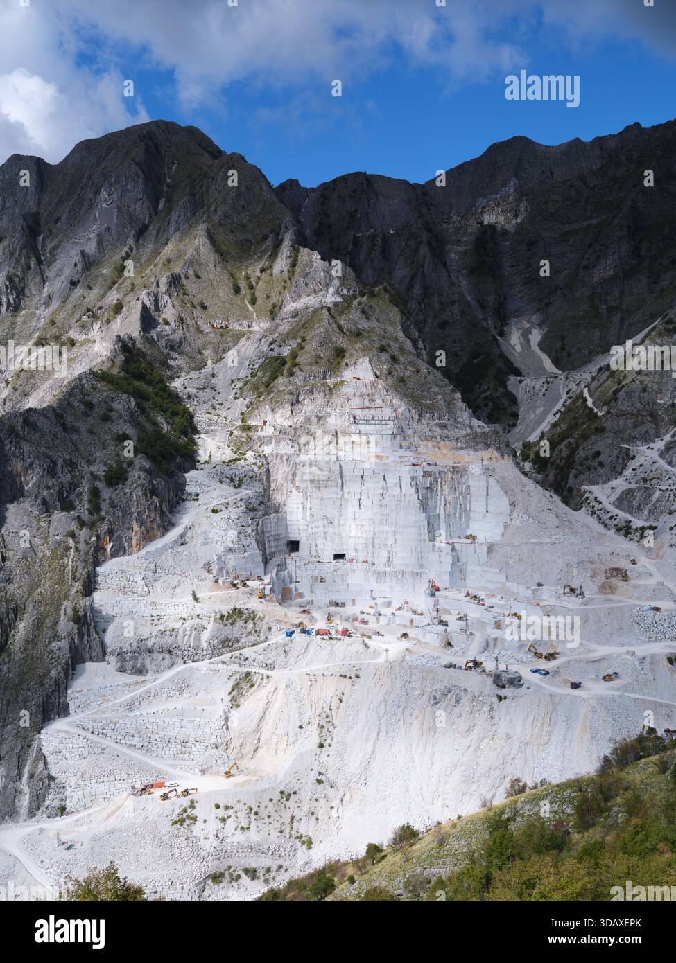VEW de cima d'uomo : vastes carrières de marbre de carrare, Toscane, Italie. Banque D'Images