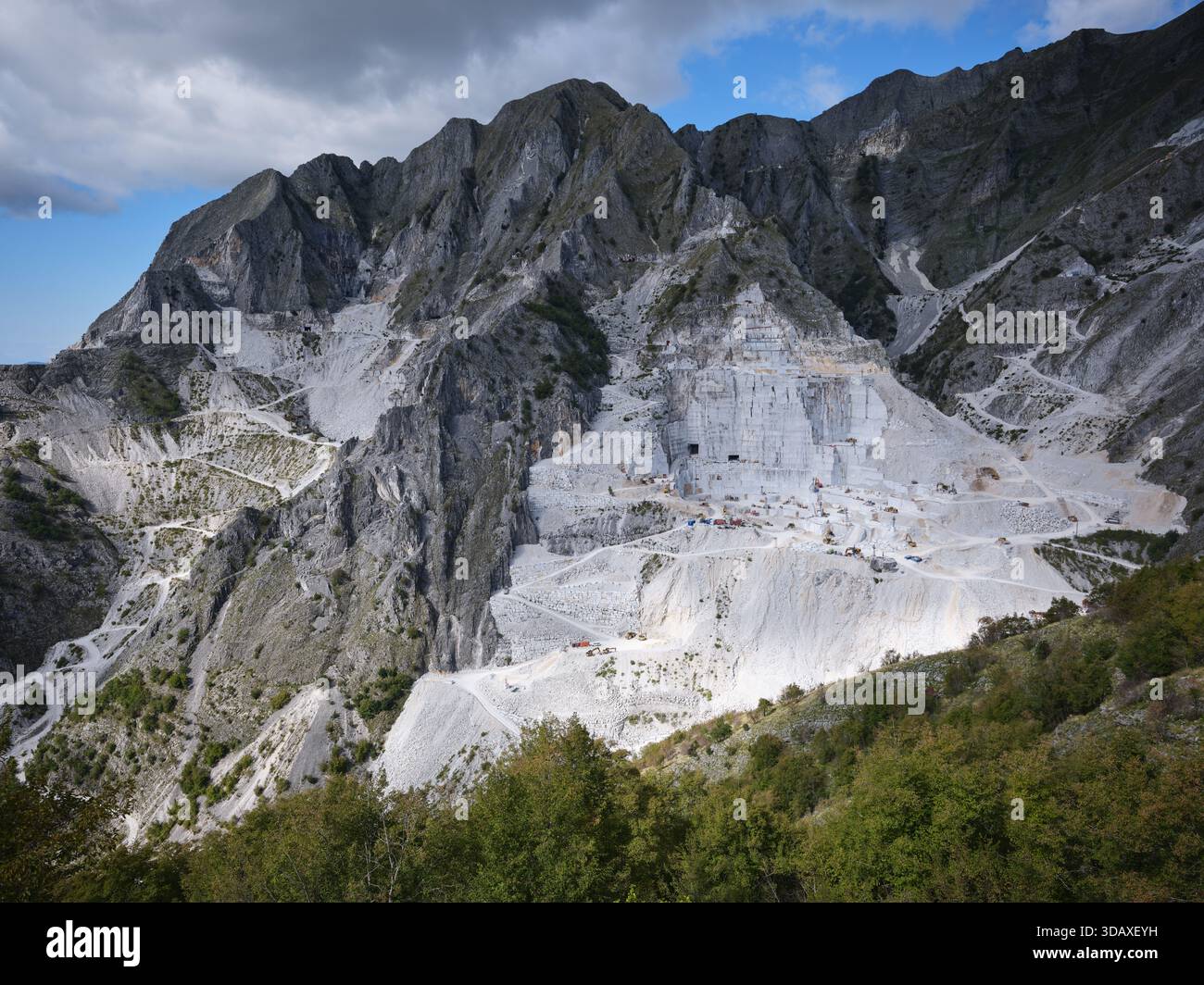 VEW de cima d'uomo : vastes carrières de marbre de carrare, Toscane, Italie. Banque D'Images