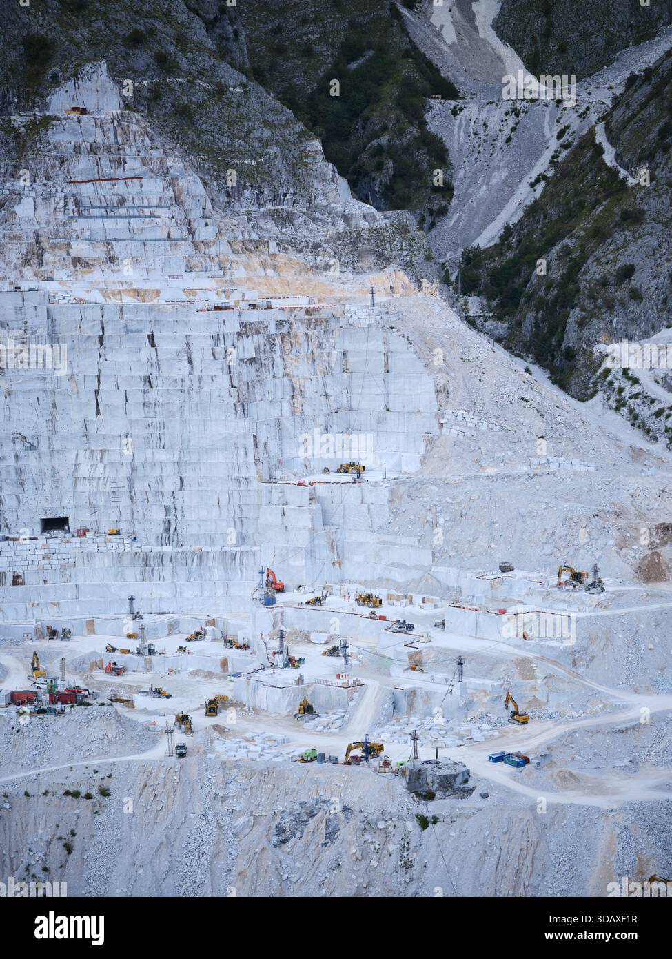 VEW de cima d'uomo : vastes carrières de marbre de carrare, Toscane, Italie. Banque D'Images