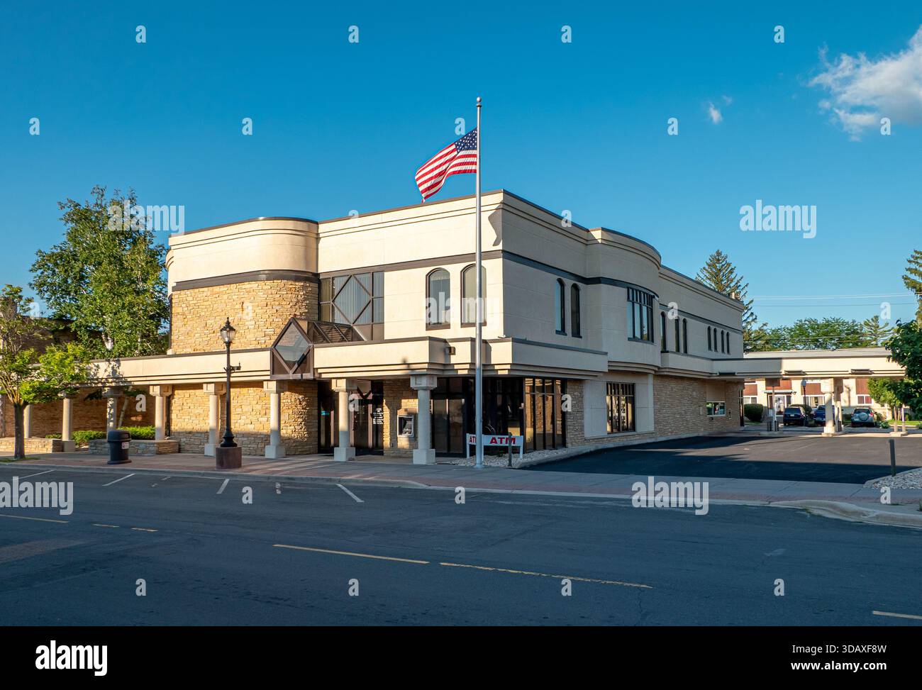 Immeuble de la First Bank sur Wisconsin Avenue au centre-ville de Boscobel, Wisconsin, photographié en hiver 2025, sous un ciel bleu clair. Banque D'Images