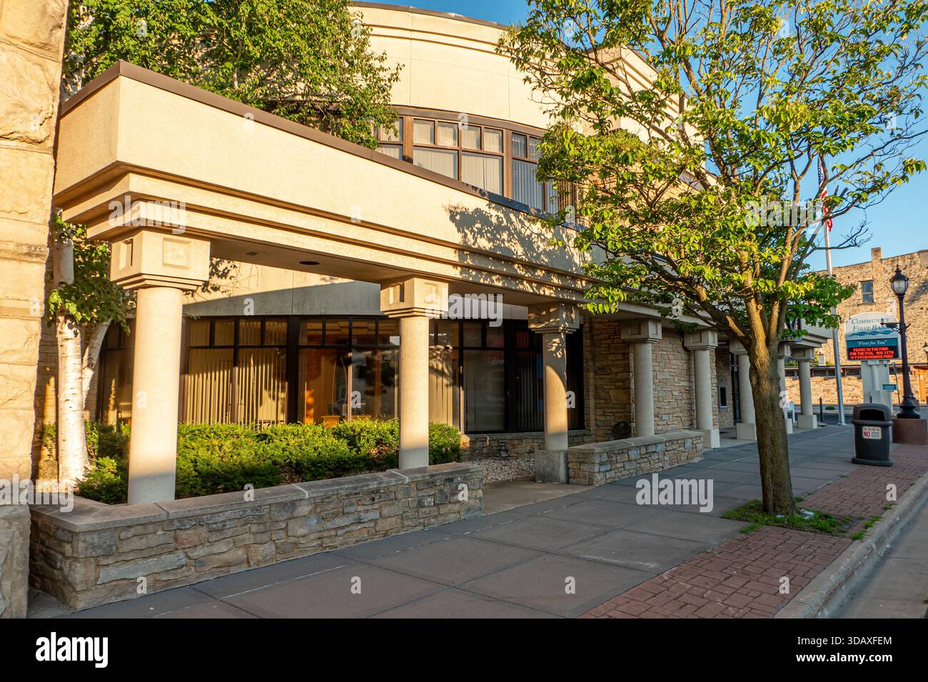 Immeuble de la First Bank sur Wisconsin Avenue au centre-ville de Boscobel, Wisconsin, photographié en hiver 2025, sous un ciel bleu clair. Banque D'Images