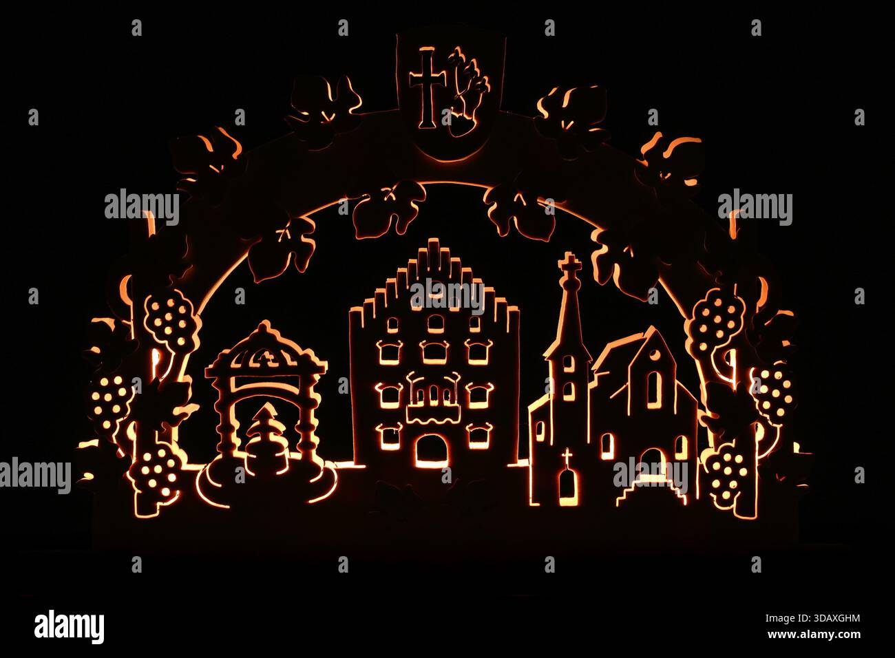Un paysage nocturne stylisé de Hammelburg, la plus ancienne ville viticole de Franconie, brille comme des touches en bois taillées à la main représentant ses monuments historiques. Banque D'Images