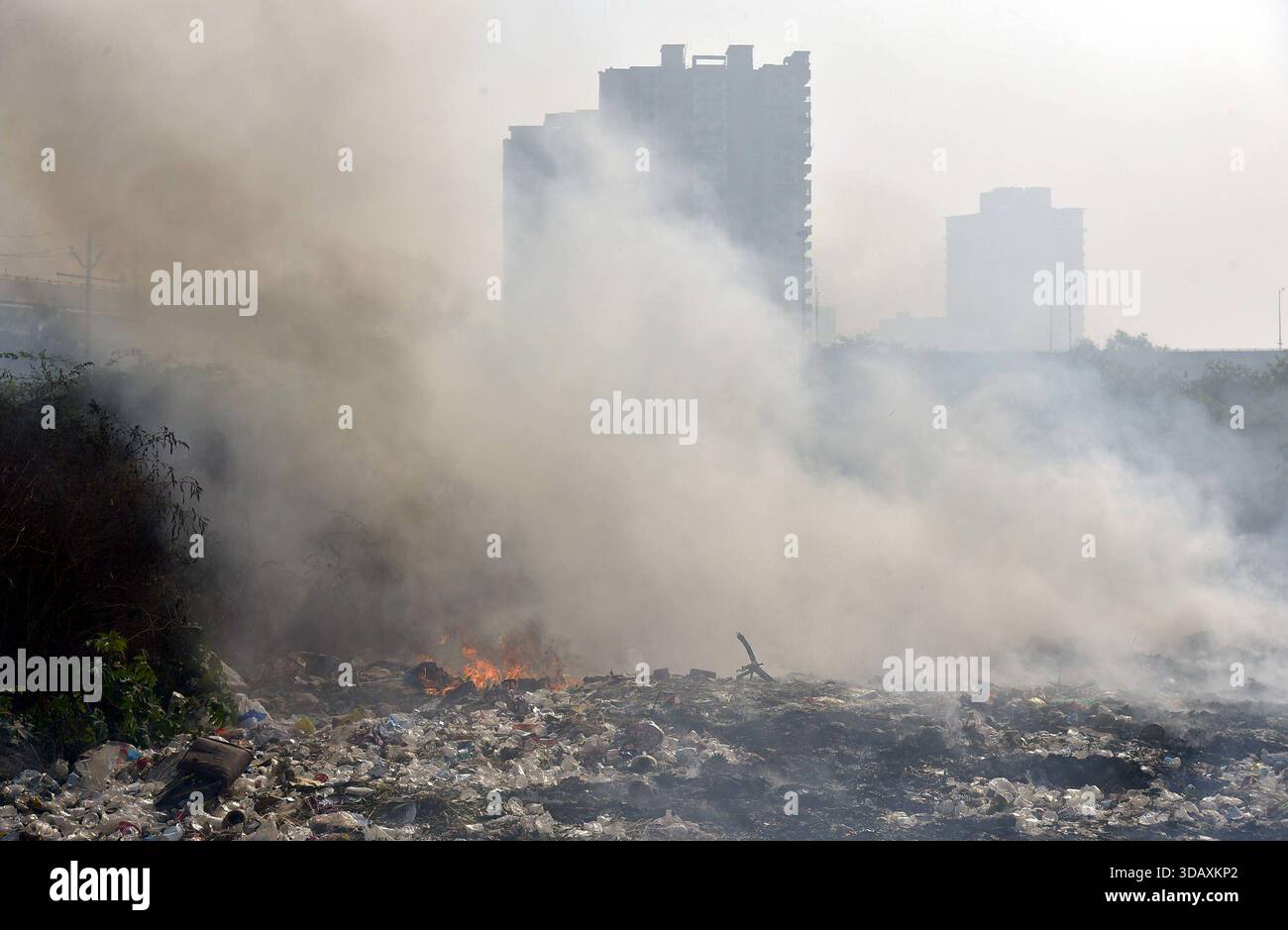 GHAZIABAD, INDE - 12 DÉCEMBRE : un incendie s'est déclaré dans un tas d'ordures à Vasundhara, le 12 décembre 2025 à Ghaziabad, en Inde. La fumée noire s'élevait si haut qu'elle atteignait les sociétés voisines, causant des désagréments aux résidents. Photo de Sakib Ali/Hindustan Times prise feu à Vasundhara à Ghaziabad Banque D'Images