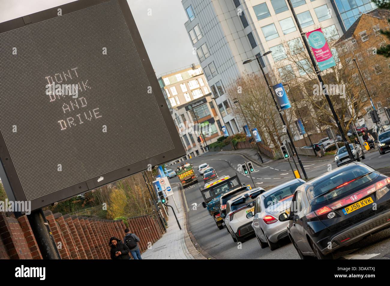 Grand panneau « ne pas boire et conduire » sur le côté d'une rue animée du centre-ville pour la campagne annuelle saisonnière de conduite en alcool à Southampton. Banque D'Images
