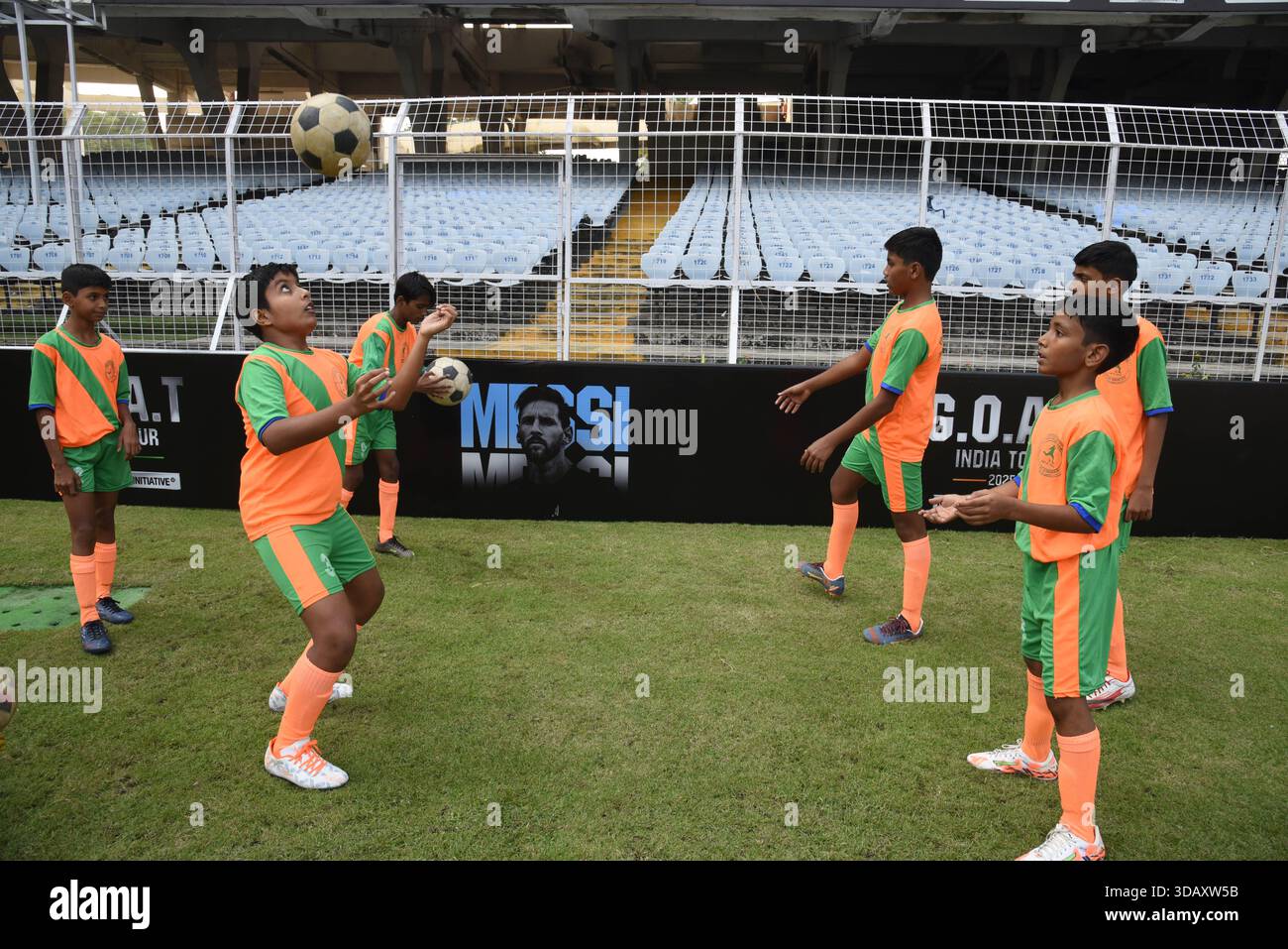 Kolkata, Inde — 12 décembre 2025 : les joueurs juniors indiens passent leurs derniers exercices avant d’accueillir l’icône du football argentin Lionel Messi, dont le « GOAT Tour of India » commence le 13 décembre. La tournée de trois jours l’emmènera dans quatre villes, se terminant à New Delhi, en se concentrant sur les interactions culturelles et l’engagement des fans plutôt que sur un match formel. Messi a visité l'Inde pour la dernière fois en 2011 pour un match amical contre le Venezuela à Yuba Bharati Krirangan, où il a été capitaine de l'Argentine pour la première fois. Photo de Debajyoti Chakraborty.(photo : Debajyoti Chakraborty/News images) Banque D'Images