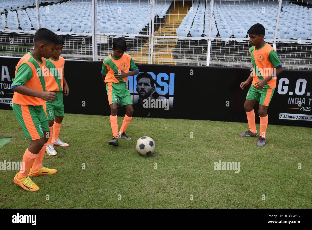 Kolkata, Inde — 12 décembre 2025 : les joueurs juniors indiens passent leurs derniers exercices avant d’accueillir l’icône du football argentin Lionel Messi, dont le « GOAT Tour of India » commence le 13 décembre. La tournée de trois jours l’emmènera dans quatre villes, se terminant à New Delhi, en se concentrant sur les interactions culturelles et l’engagement des fans plutôt que sur un match formel. Messi a visité l'Inde pour la dernière fois en 2011 pour un match amical contre le Venezuela à Yuba Bharati Krirangan, où il a été capitaine de l'Argentine pour la première fois. Photo de Debajyoti Chakraborty. Crédit : News images LTD/Alamy Live News Banque D'Images