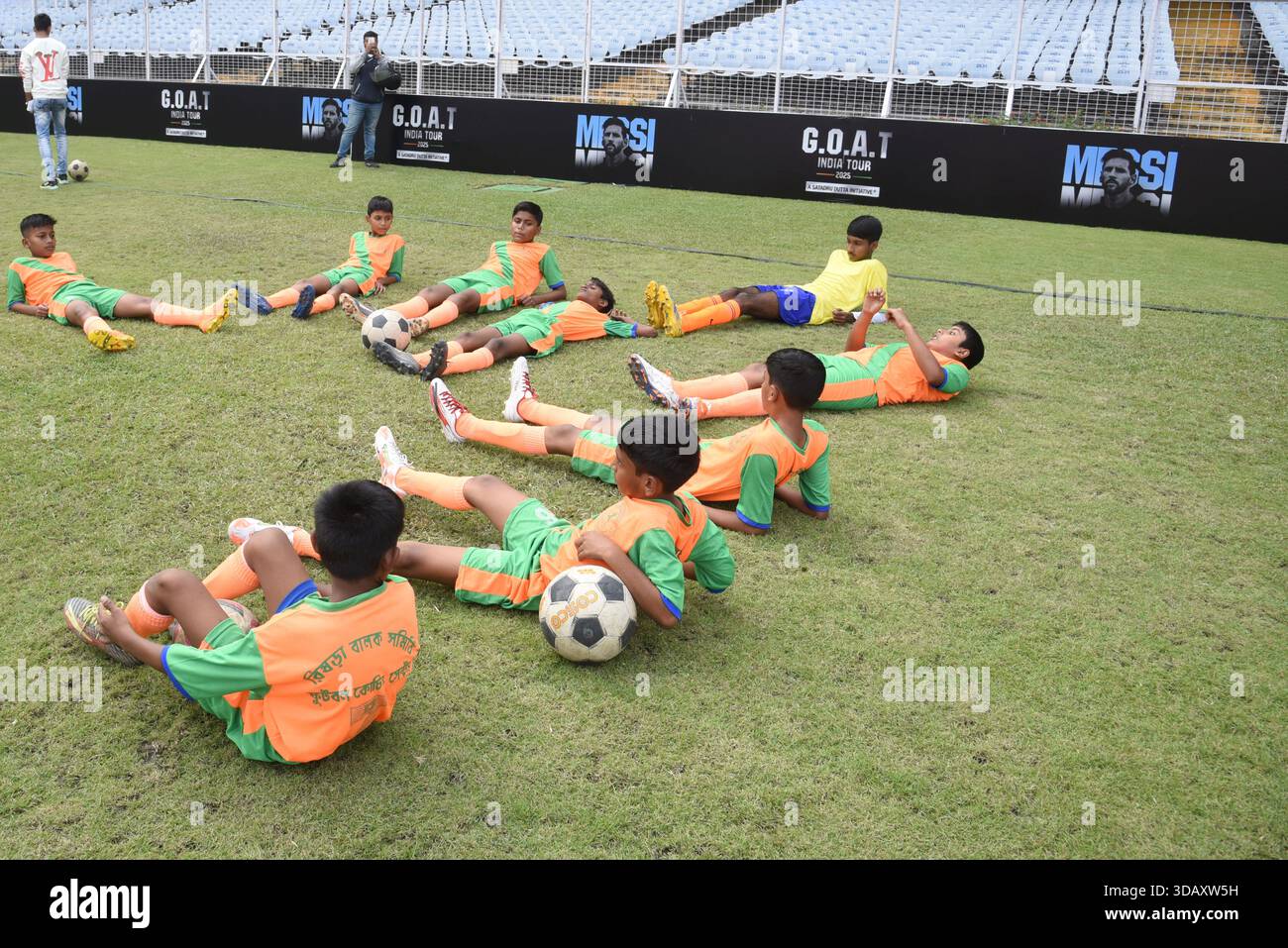 Kolkata, Inde — 12 décembre 2025 : les joueurs juniors indiens passent leurs derniers exercices avant d’accueillir l’icône du football argentin Lionel Messi, dont le « GOAT Tour of India » commence le 13 décembre. La tournée de trois jours l’emmènera dans quatre villes, se terminant à New Delhi, en se concentrant sur les interactions culturelles et l’engagement des fans plutôt que sur un match formel. Messi a visité l'Inde pour la dernière fois en 2011 pour un match amical contre le Venezuela à Yuba Bharati Krirangan, où il a été capitaine de l'Argentine pour la première fois. Photo de Debajyoti Chakraborty.(photo : Debajyoti Chakraborty/News images) Banque D'Images