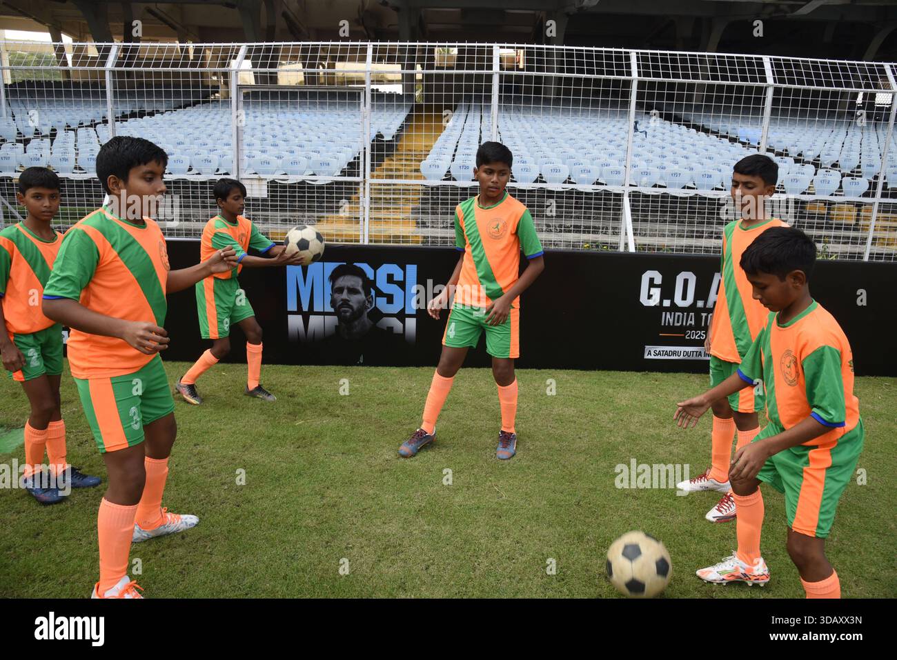 Kolkata, Inde - 12 décembre 2025 : les joueurs juniors indiens passent leurs derniers exercices avant d'accueillir l'icône du football argentin Lionel Messi, dont le « GOAT Tour of India » commence le 13 décembre. La tournée de trois jours l’emmènera dans quatre villes, se terminant à New Delhi, en se concentrant sur les interactions culturelles et l’engagement des fans plutôt que sur un match formel. Messi a visité l'Inde pour la dernière fois en 2011 pour un match amical contre le Venezuela à Yuba Bharati Krirangan, où il a été capitaine de l'Argentine pour la première fois. Photo de Debajyoti Chakraborty.(photo : Debajyoti Chakraborty/News images) à Kolkata, Inde le 12/12/2025. Banque D'Images