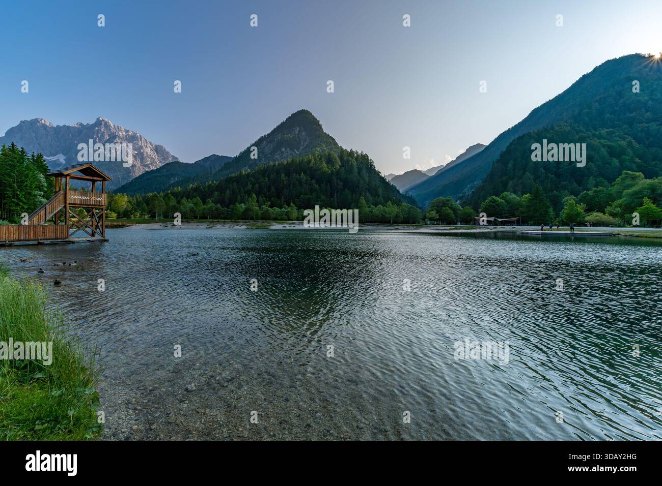 Promenade paisible autour d'un lac serein entouré de verdure luxuriante et de montagnes imposantes lors d'une promenade autour du magnifique et magique lac Jasna près Banque D'Images