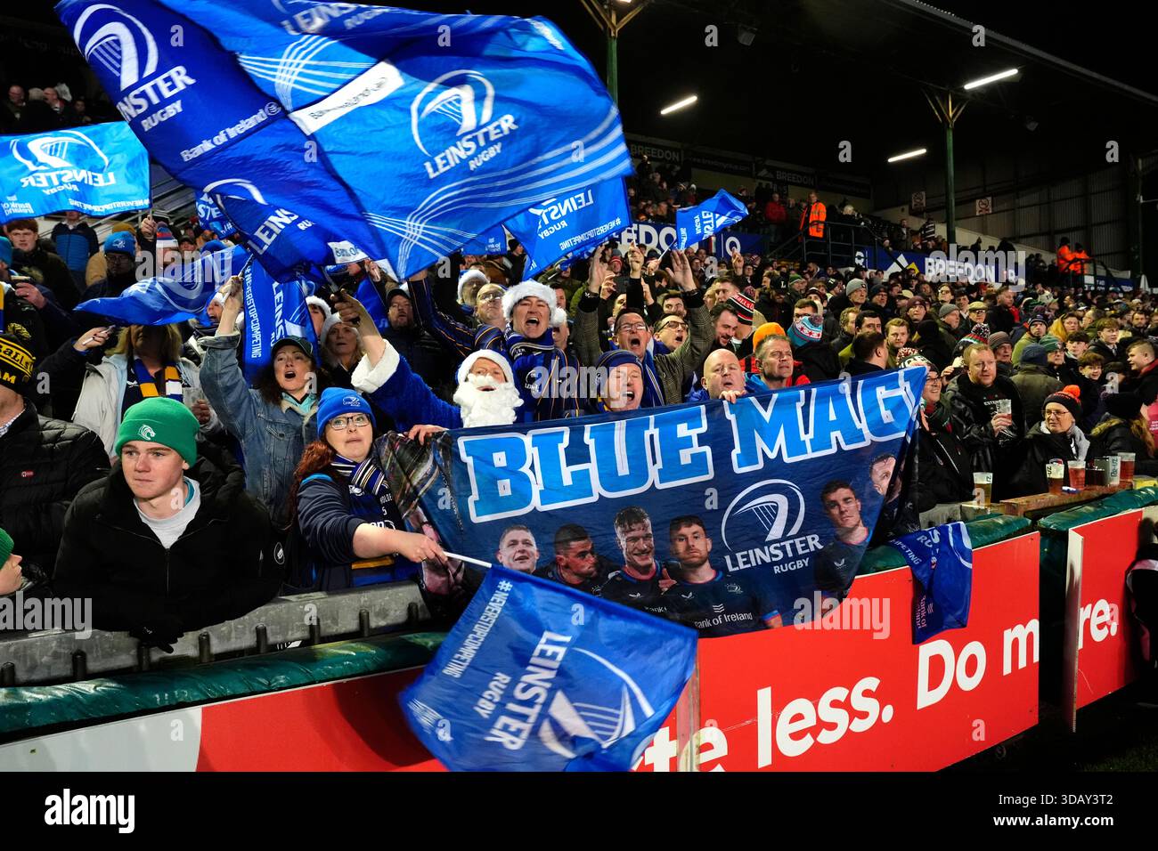 Les fans de rugby Leinster en robe de fantaisie lors du match de la Coupe des Champions Investec au stade Mattioli Woods Welford Road de Leicester. Date de la photo : vendredi 12 décembre 2025. Banque D'Images