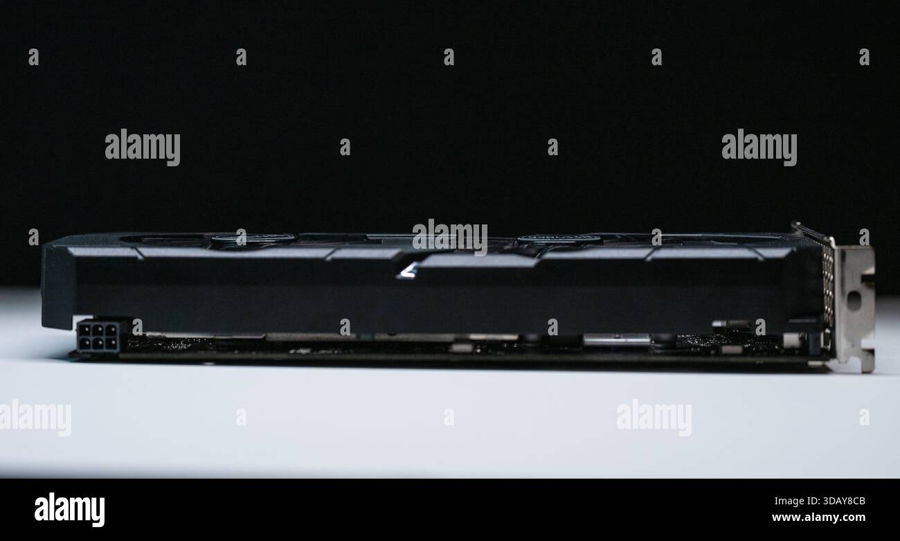 Carte graphique Gainward GeForce 1060 sur une table blanche Banque D'Images