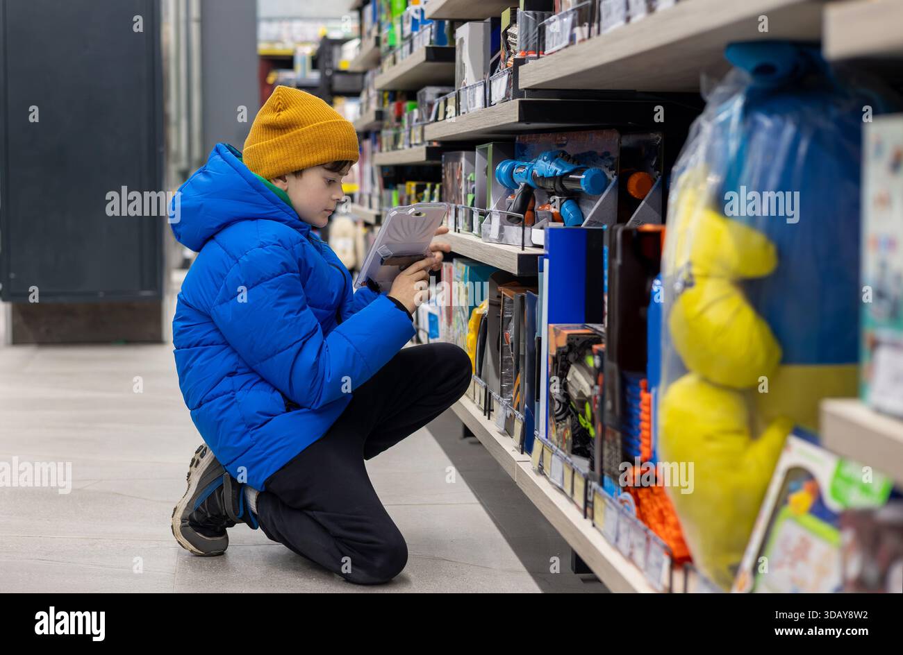 Petit-fils apprenant à sa grand-mère à utiliser la balance libre-service numérique à l'épicerie. Gen Alpha aide un baby-boom, la culture numérique Banque D'Images