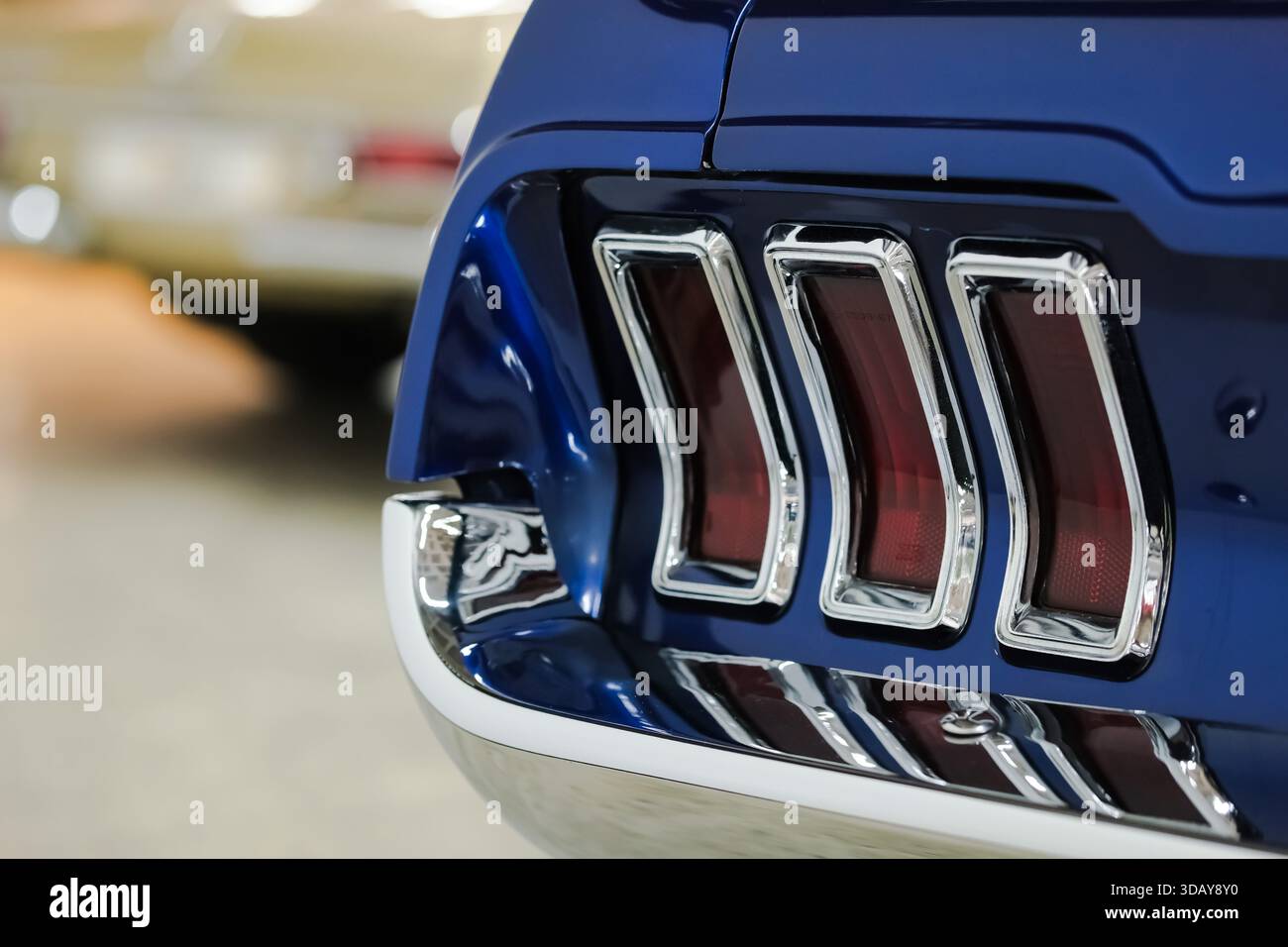 Gros plan sur le feu arrière et le pare-chocs d'une voiture américaine vintage bleue. Vue arrière d'une voiture classique avec espace de copie. Banque D'Images
