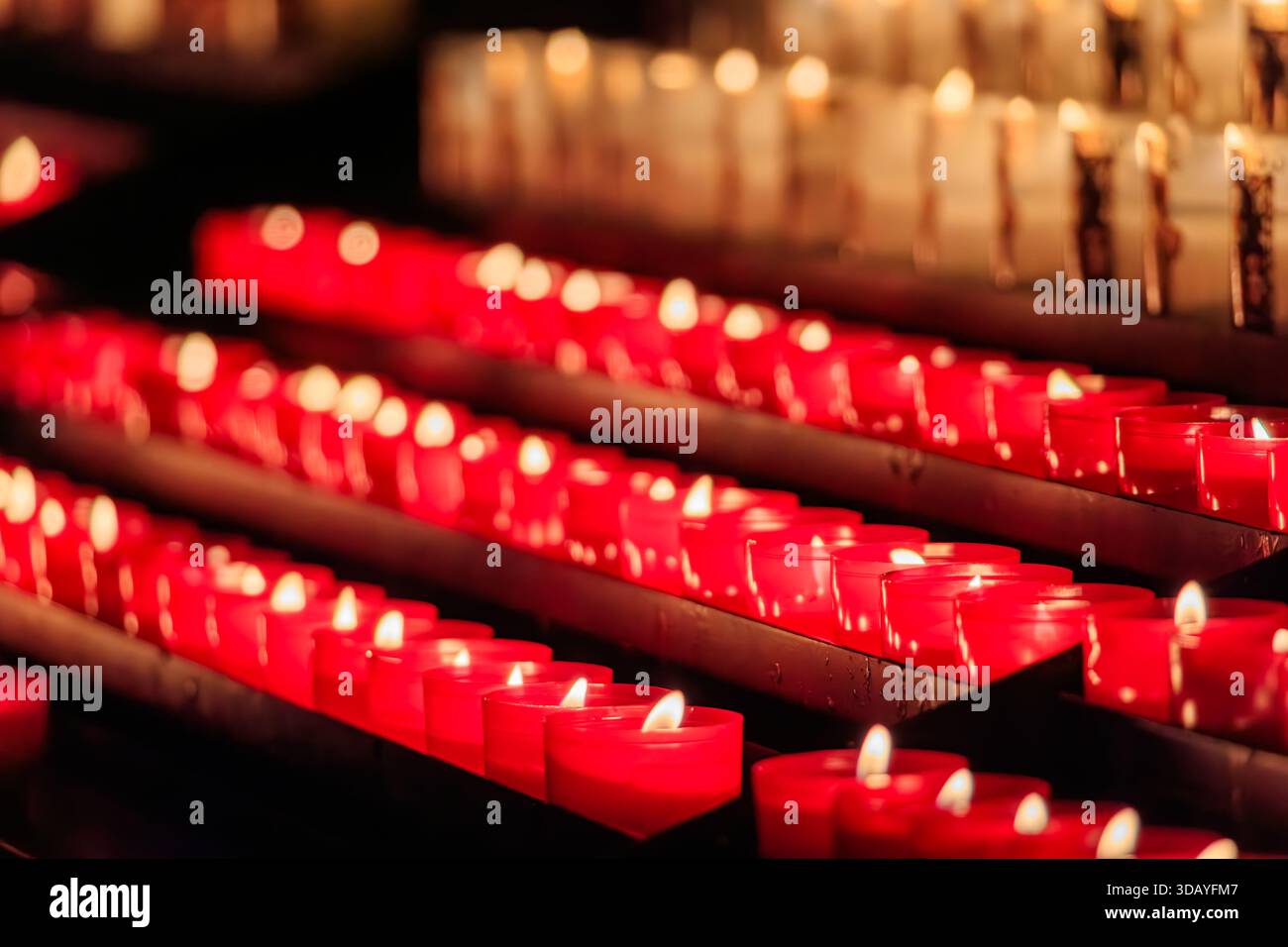 Bougies allumées pour la prière à l'église St Martin, Collégiale Saint Martin, scène magique pendant le marché de Noël de Colmar en Alsace Banque D'Images
