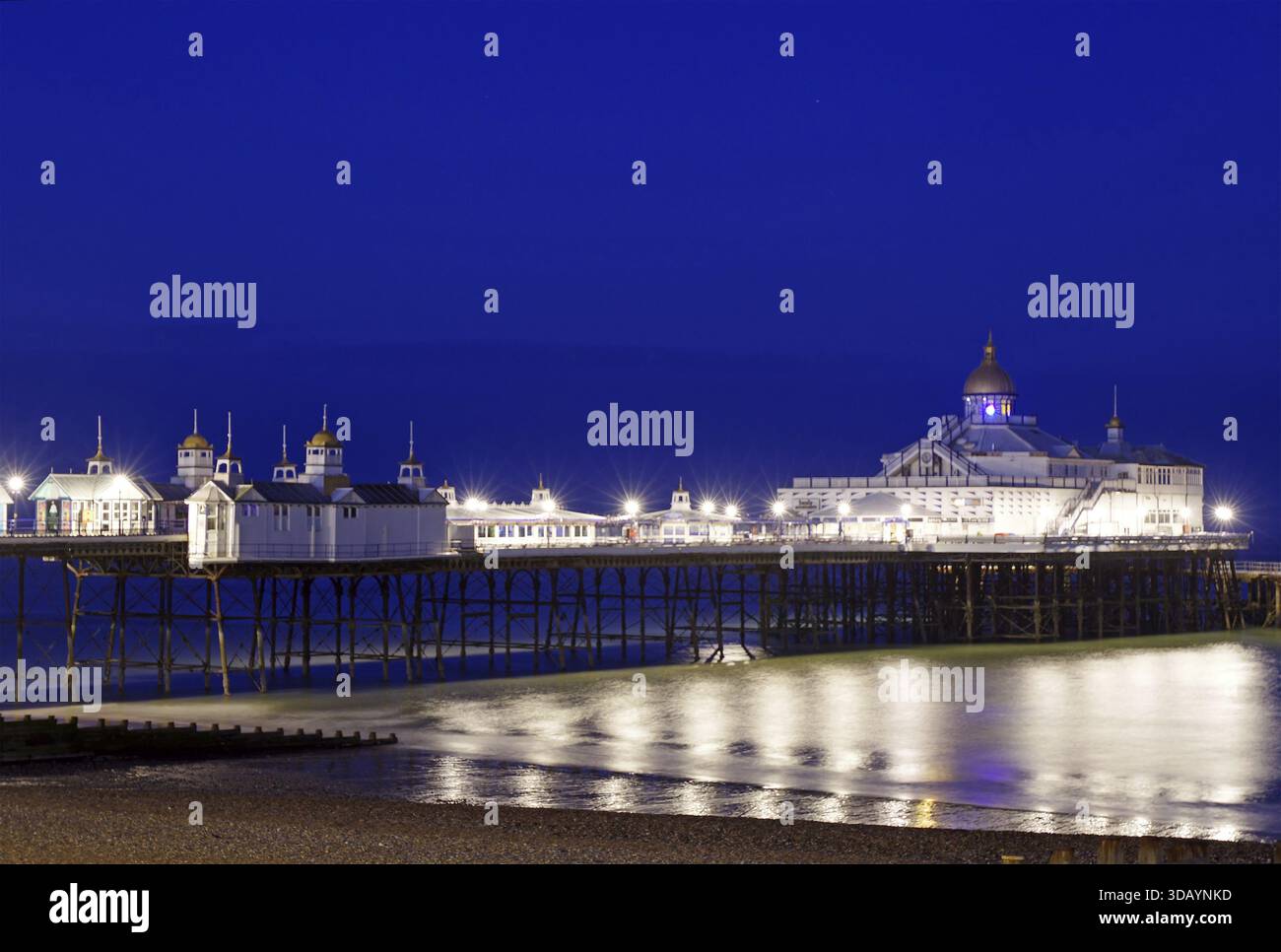 Un quai illuminé s'étend sur la mer calme la nuit, Bournemouth, Angleterre, Grande-Bretagne Banque D'Images