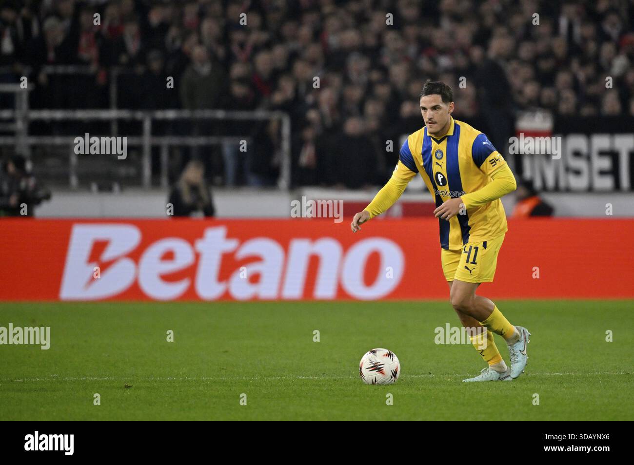 Itai Ben Hamo Maccabi tel-Aviv FC (41) action sur le ballon dans le périmètre logo publicitaire BETANO Europa League, MHPArena, MHP Arena Stutt Banque D'Images
