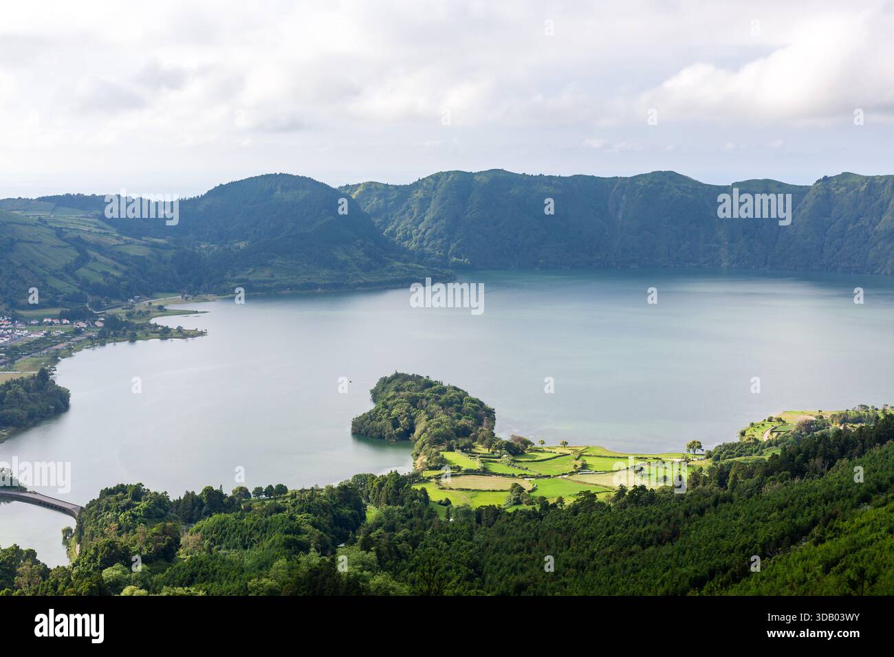 Lac de cratère volcanique à Sete Cidades, Açores, Portugal. Lacs jumeaux entourés de verdure luxuriante et de montagnes. Banque D'Images