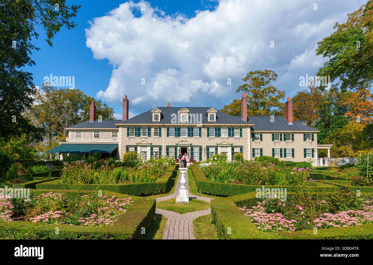 Les visiteurs se promènent dans les jardins formels de Hildene, la maison familiale Lincoln à Manchester, VT, États-Unis, avec le manoir géorgien Revival sous les nuages imposants. Banque D'Images