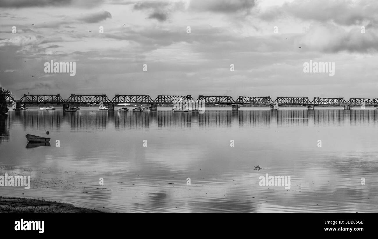 Pont ferroviaire du port de Taurang - Balck et blanc Banque D'Images