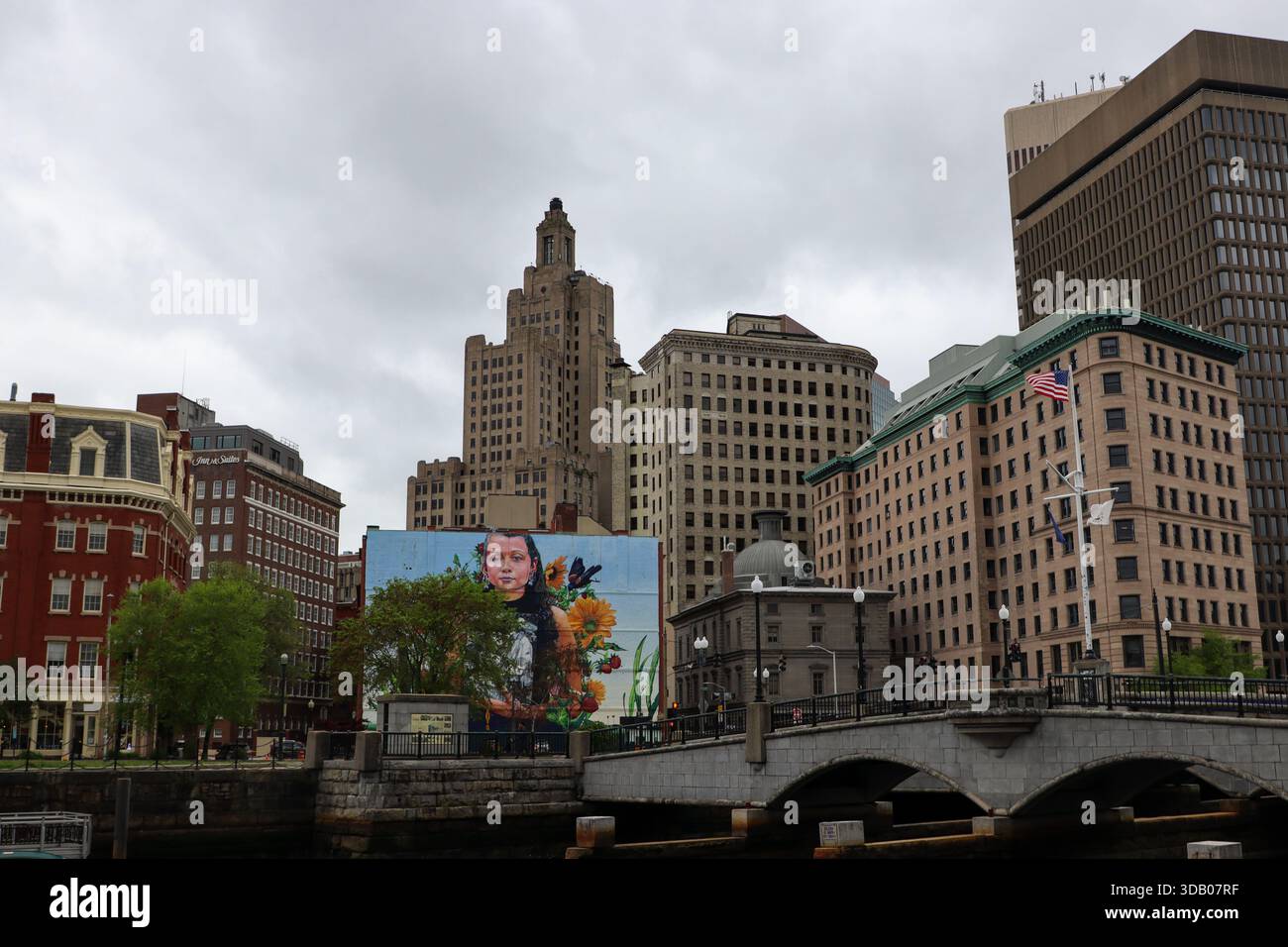 Les gratte-ciel du centre-ville de Providence présentent une architecture diversifiée et une murale vibrante près du bord de la rivière Banque D'Images