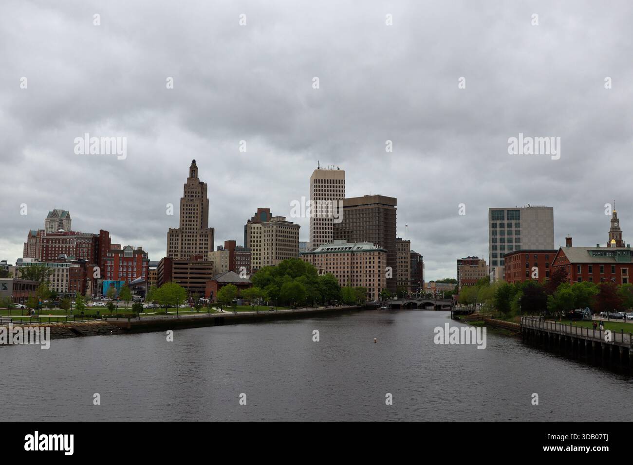 Vue panoramique sur les gratte-ciel de la ville de Providence le long de la rivière sous le ciel couvert Banque D'Images