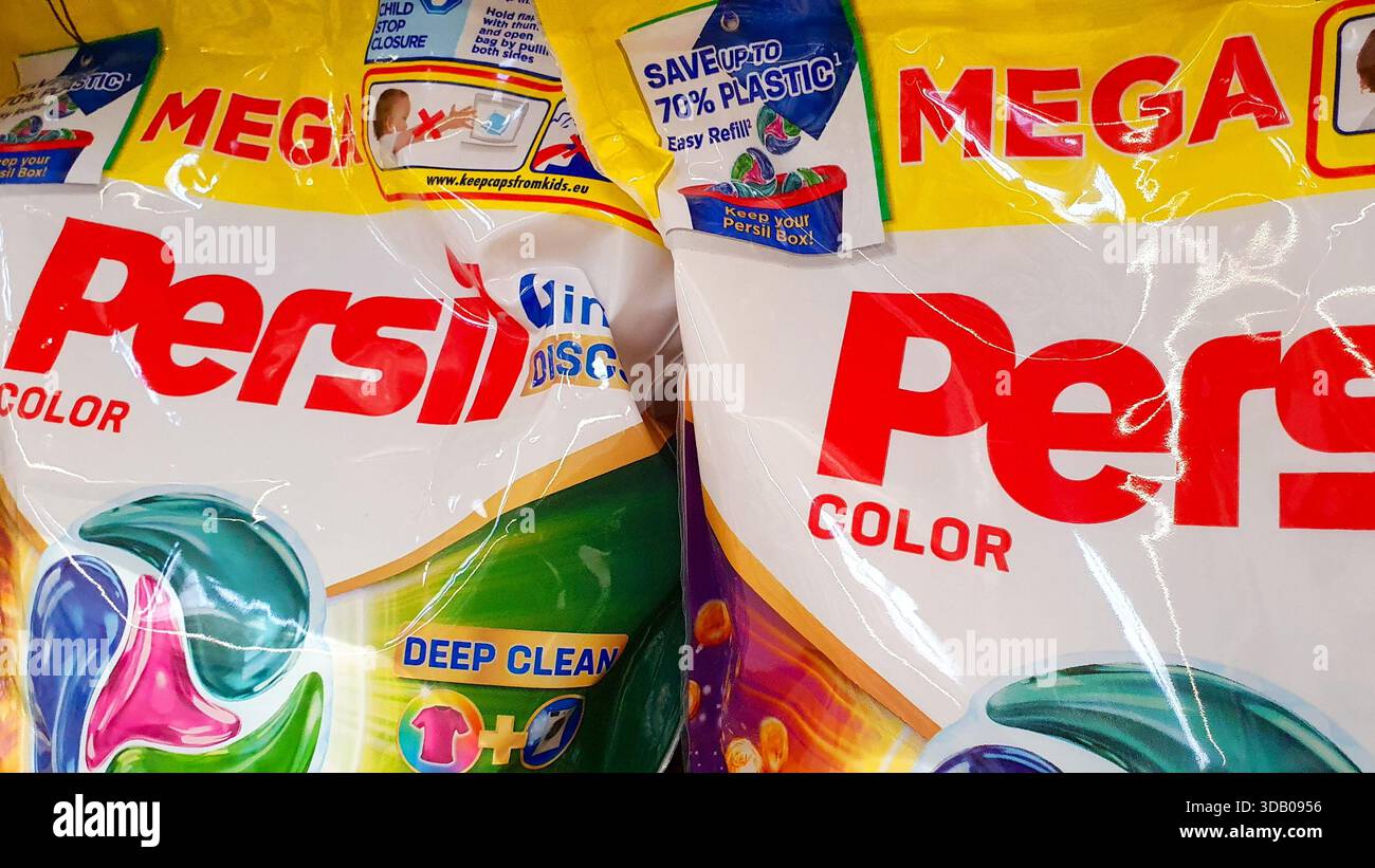 Détergent à lessive persil sur une étagère de magasin, une marque mondiale haut de gamme. Banque D'Images