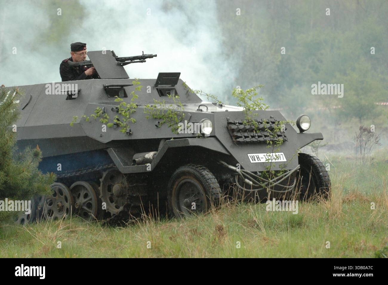 Véhicule blindé allemand de la Wehrmacht avançant pendant la seconde Guerre mondiale reconstitution de l'opération Barbarossa, Sanok, Pologne Banque D'Images