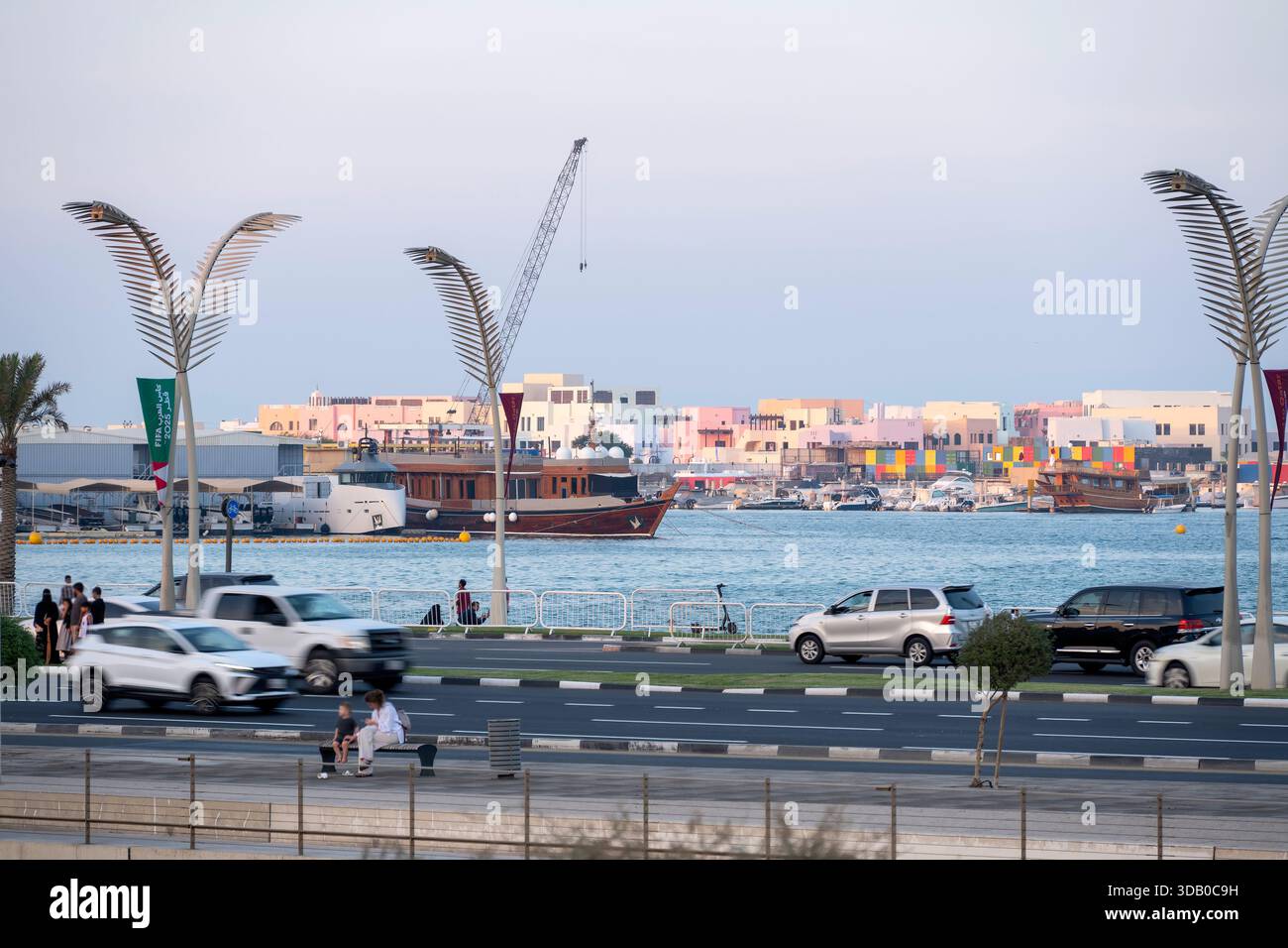 Doha, Qatar - 10 décembre 2025 : route de la Corniche de Doha. Routes et circulation sur les routes Banque D'Images