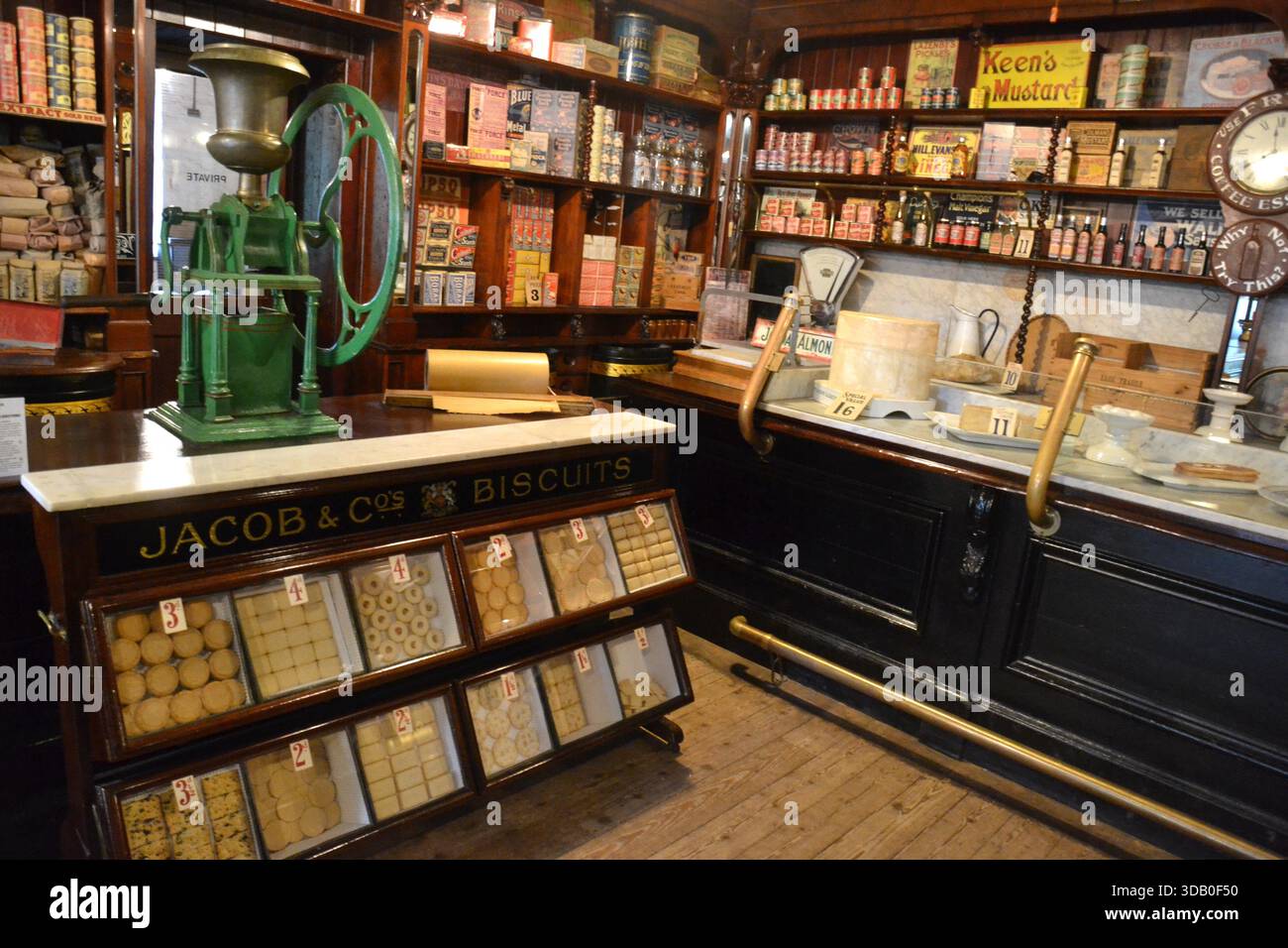 L'épicerie victorienne, St Fagans National Museum of History, Cardiff, South Wales, Royaume-Uni. Banque D'Images