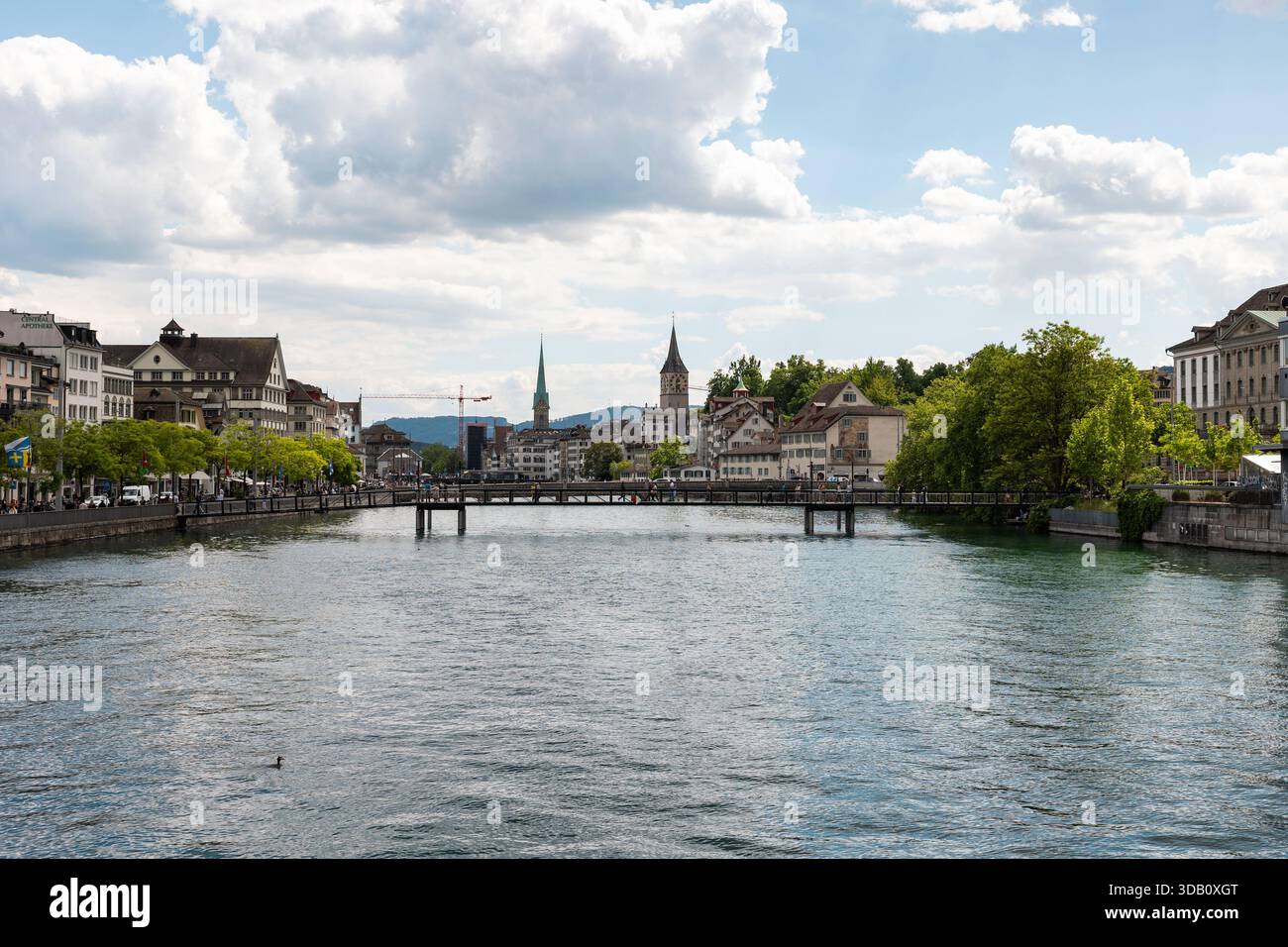 Zurich, Suisse, vue du pont Rudolf Brun sur la rivière Limmat. Zurich, Suisse 17 mai 2025 : vue sur le pont Rudolf Brun au-dessus de la rivière Limmat. Bâtiments et église en arrière-plan, été, jour nuageux. Edit_switzerland_zurich_B97A8258 Banque D'Images
