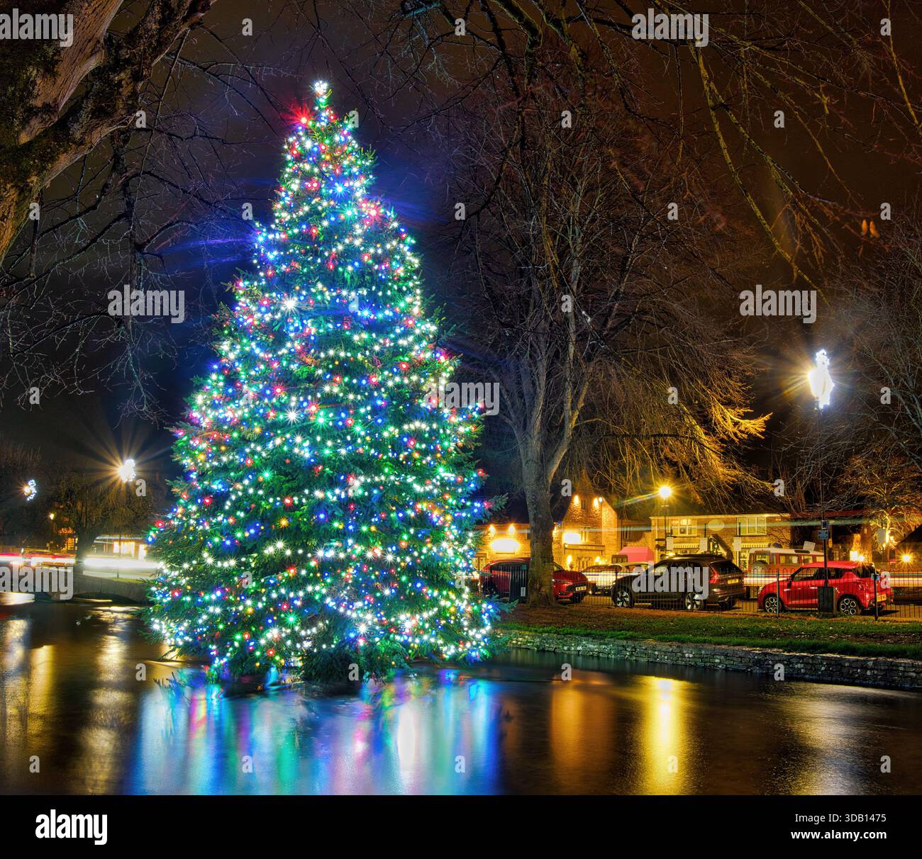 L'arbre de Noël situé dans la rivière Windrush dans le magnifique village Cotswolds de Bourton sur l'eau. Banque D'Images