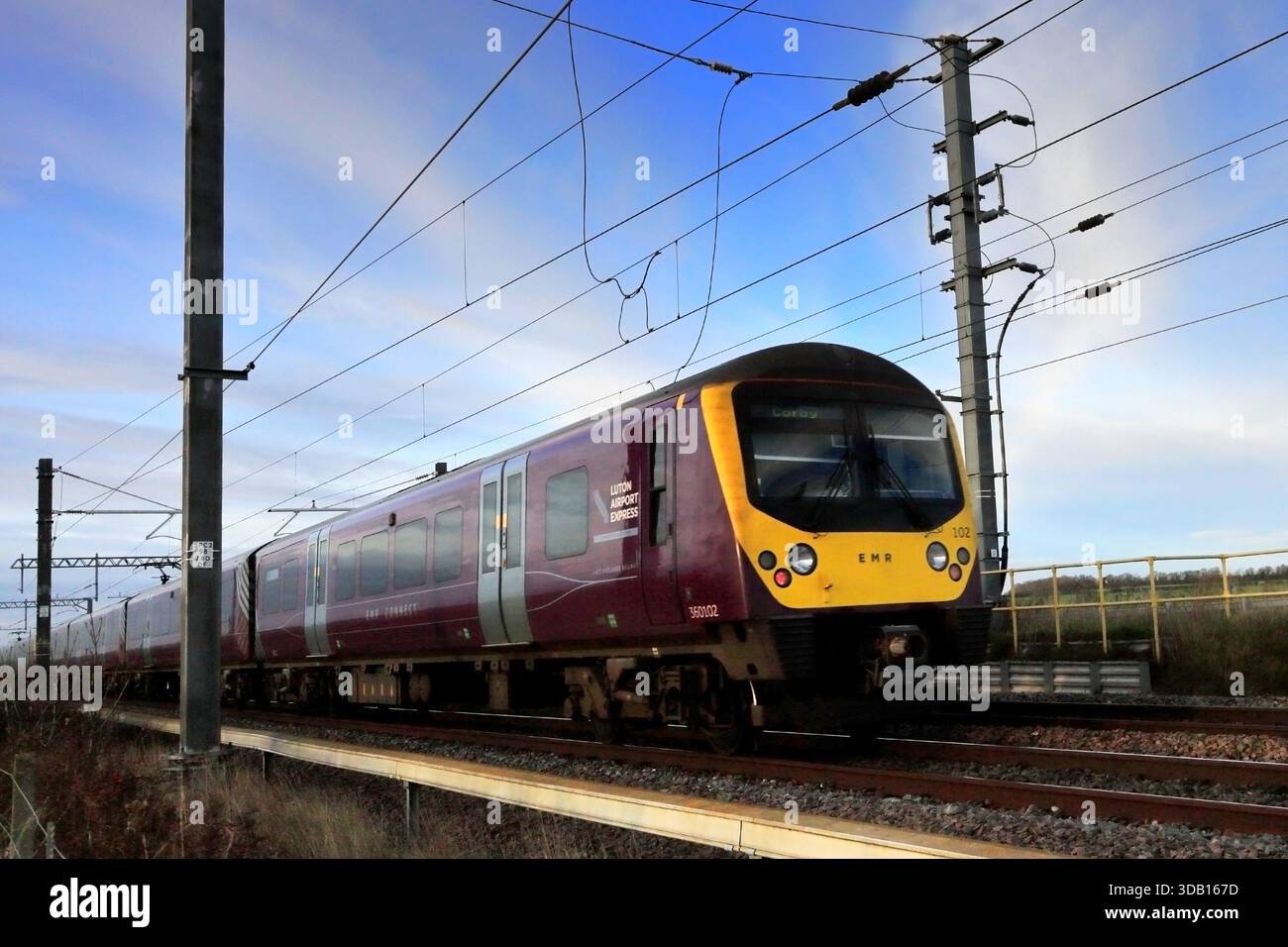 East Midlands trains Connect, 360102 Desiro train, Londres à Bedford Line Railway, près de Wellingborough Town, Northamptonshire, Angleterre, Royaume-Uni Banque D'Images