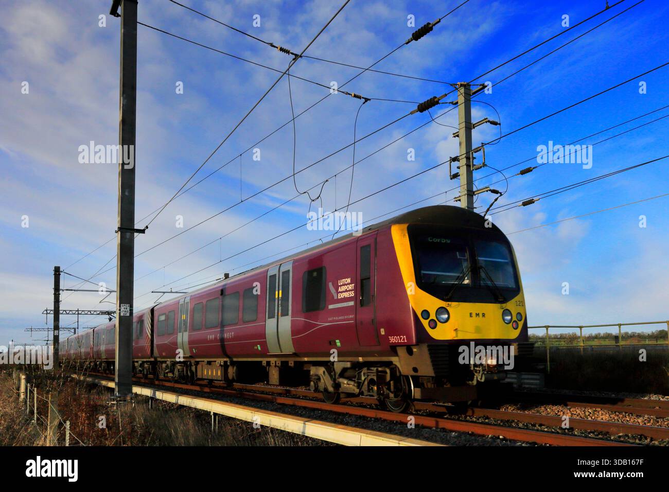 East Midlands trains Connect, 360121 Desiro train, Londres à Bedford Line Railway, près de Wellingborough Town, Northamptonshire, Angleterre, Royaume-Uni Banque D'Images