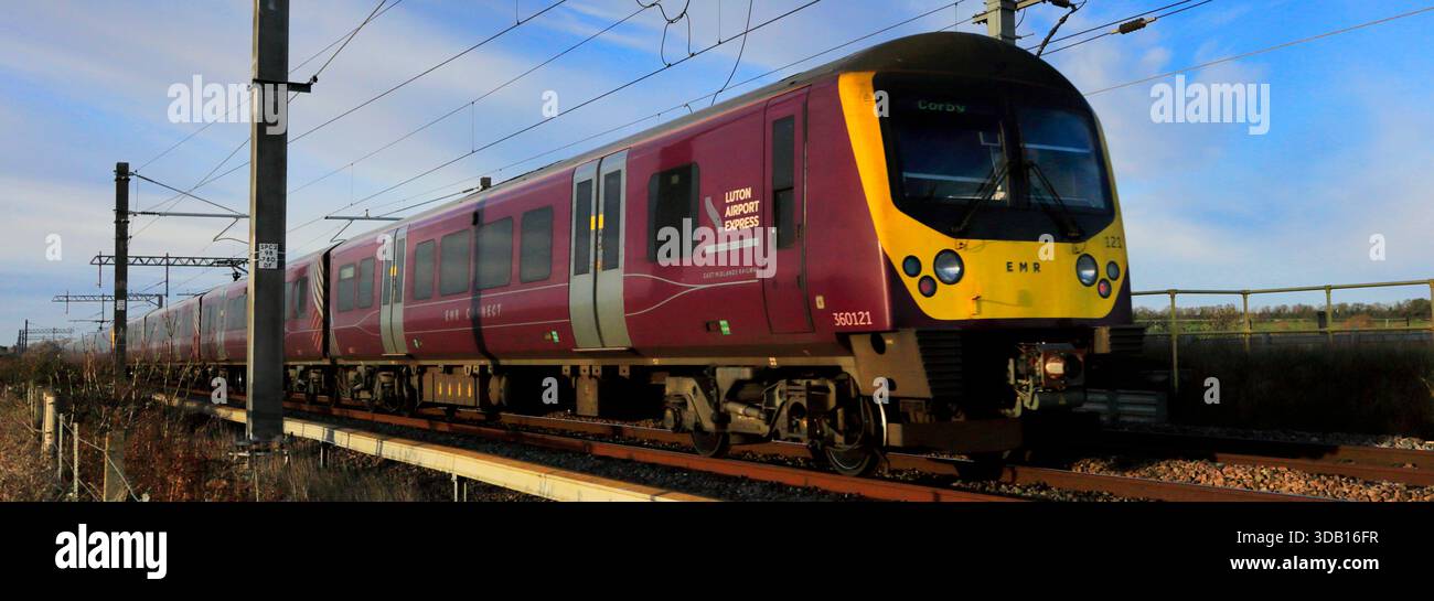 East Midlands trains Connect, 360121 Desiro train, Londres à Bedford Line Railway, près de Wellingborough Town, Northamptonshire, Angleterre, Royaume-Uni Banque D'Images