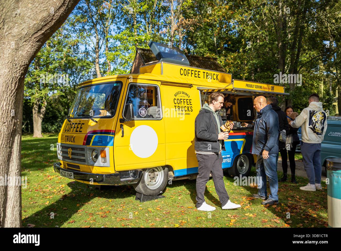 Camion à café Peugeot J9 1990 à l'Assemblée de Bicester Motion le 30 novembre 2025. Banque D'Images