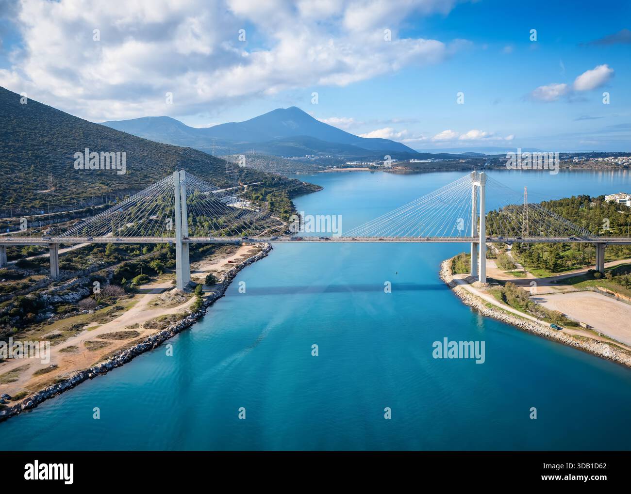 Vue aérienne du nouveau pont suspendu Evripus reliant la Grèce continentale à l'île d'Eubée Banque D'Images