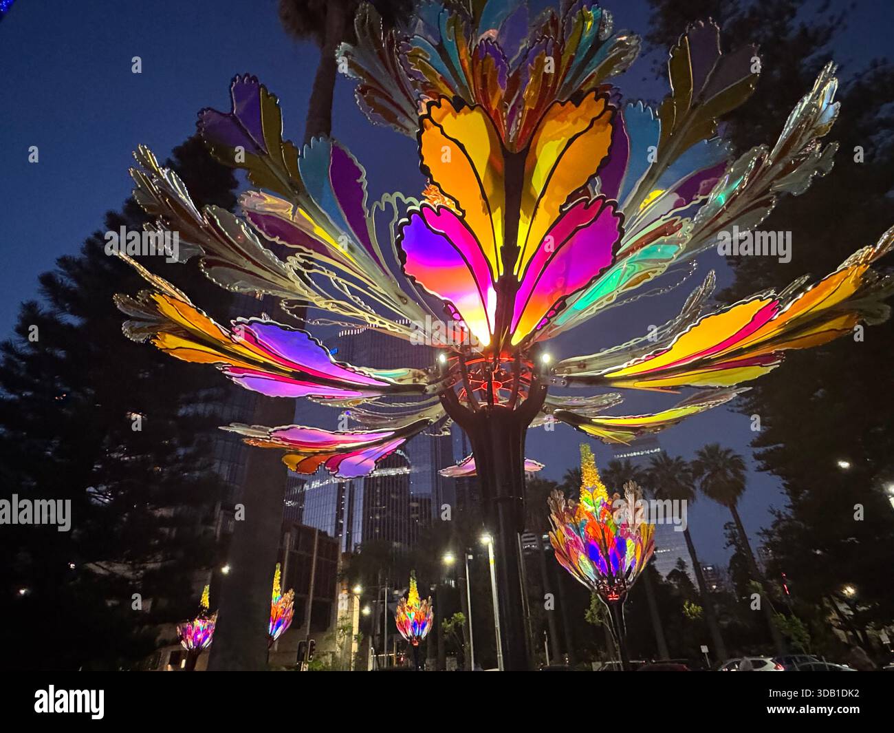 Décorations de Noël Moodjar sentinelles arbres de Noël australiens indigènes éclairant Barrack Square Elizabeth Quay Perth Australie occidentale - Image de stock capturée avec un smartphone